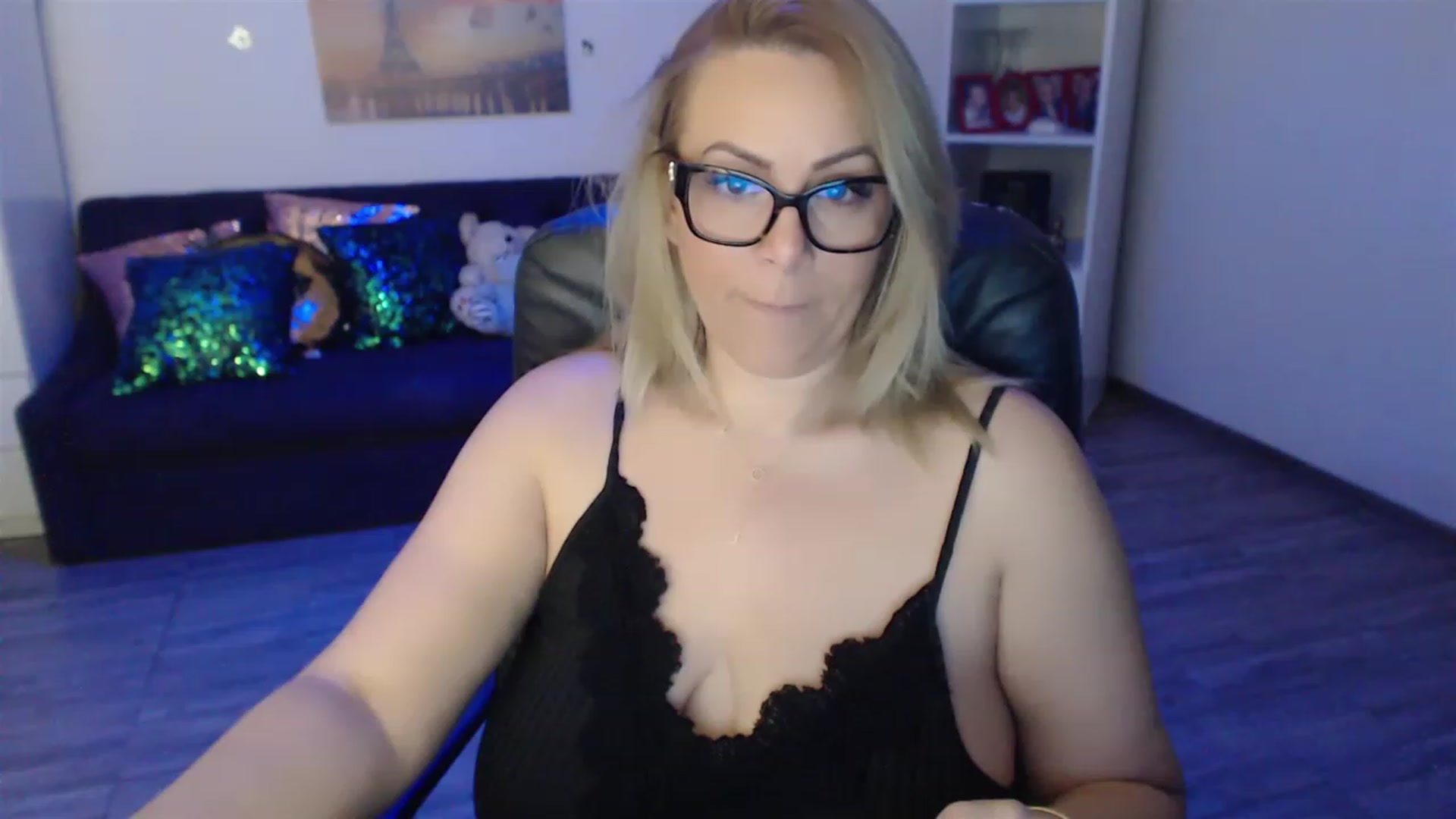 Gallery image thumbnail from A_baby_Boo's myfreecams stream on, 03/16/2023, 20:25 image 13 of 20