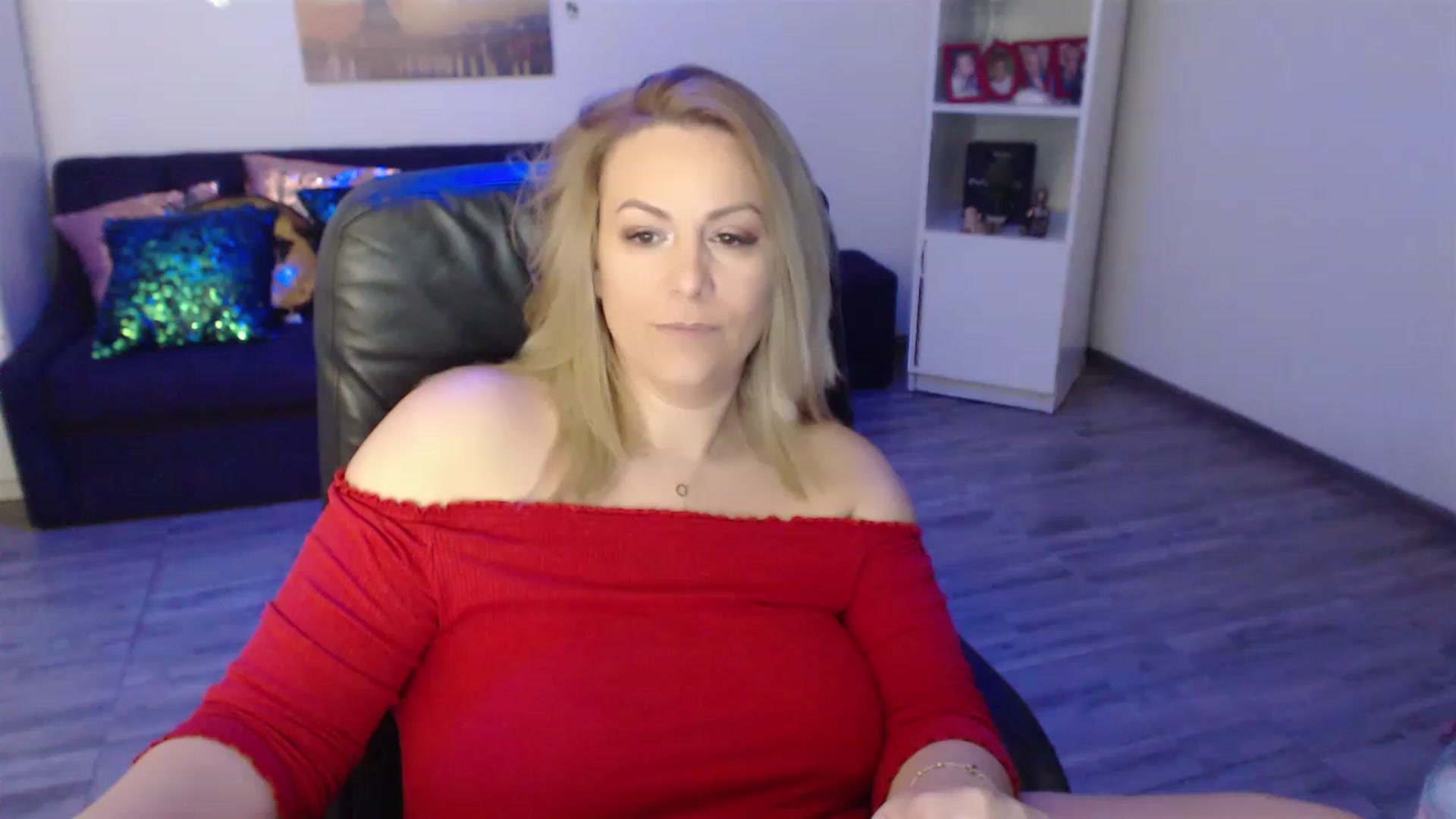 Gallery image thumbnail from A_baby_Boo's myfreecams stream on, 03/18/2023, 15:38 image 15 of 20