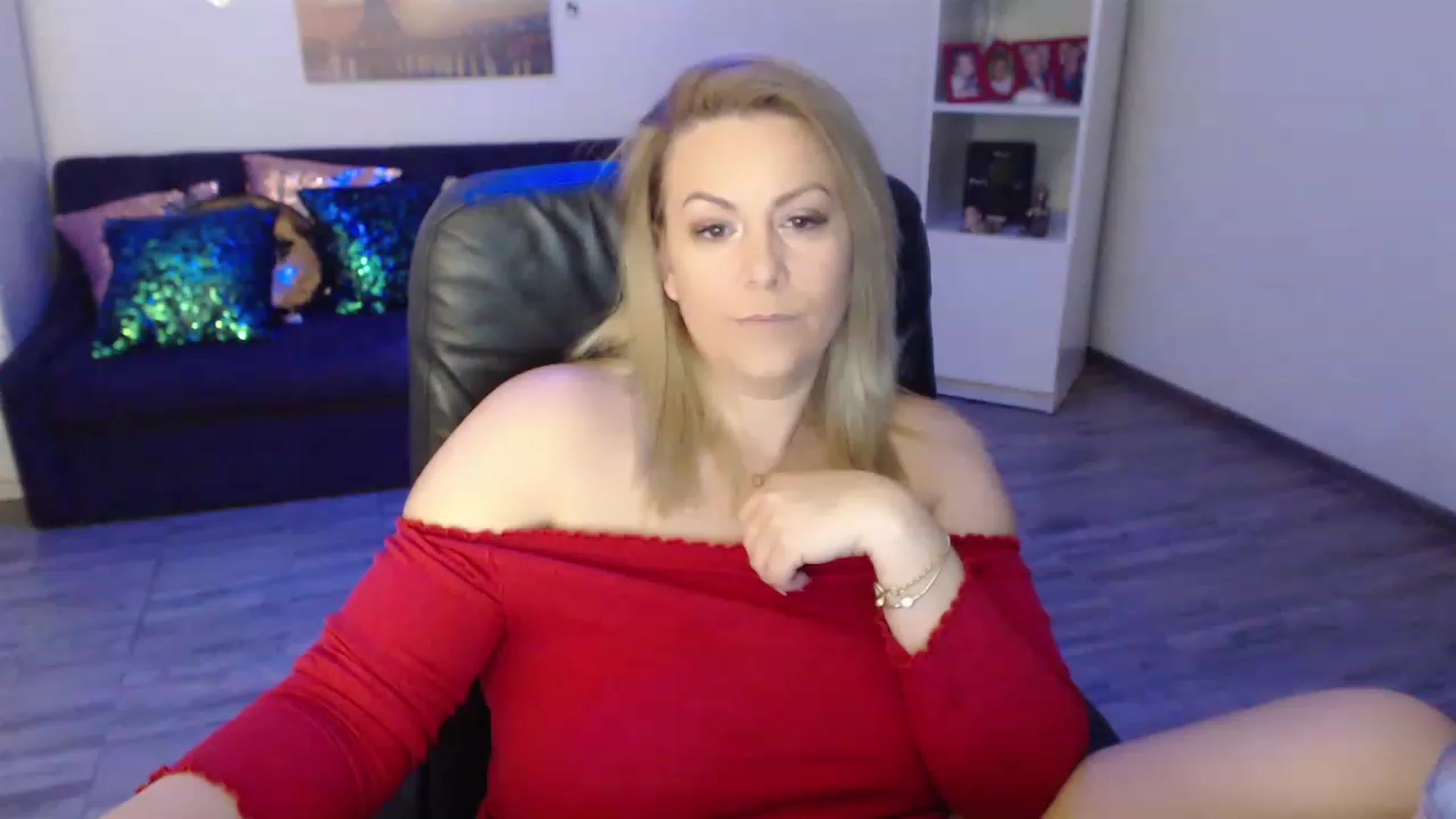 Gallery image thumbnail from A_baby_Boo's myfreecams stream on, 03/18/2023, 15:38 image 4 of 20