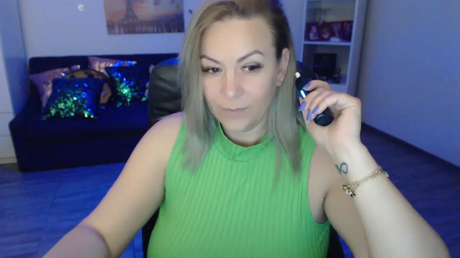 Gallery image thumbnail from A_baby_Boo's myfreecams stream on, 03/21/2023, 20:10 image 14 of 20