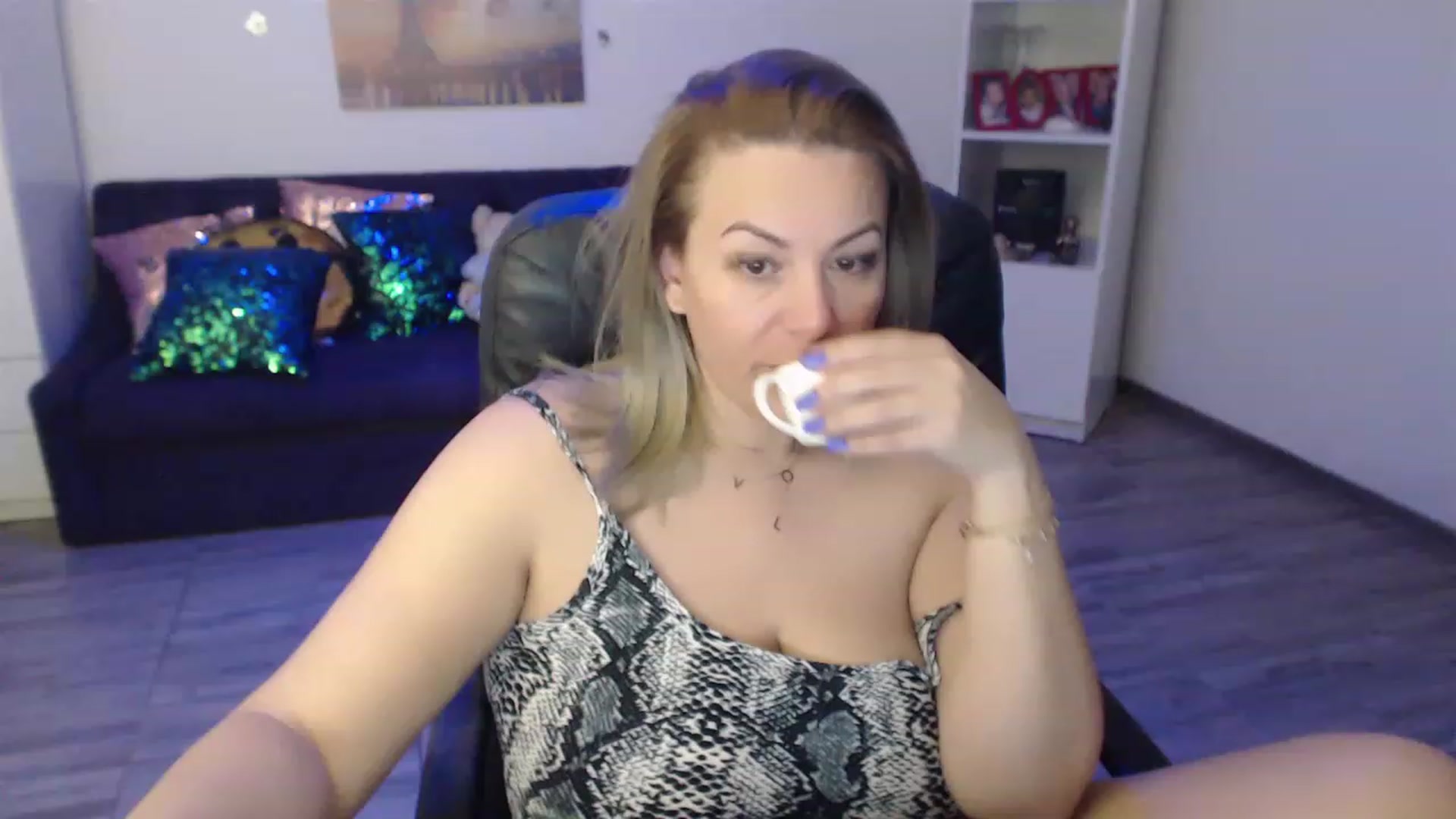 Gallery image thumbnail from A_baby_Boo's myfreecams stream on, 03/22/2023, 06:55 image 9 of 20