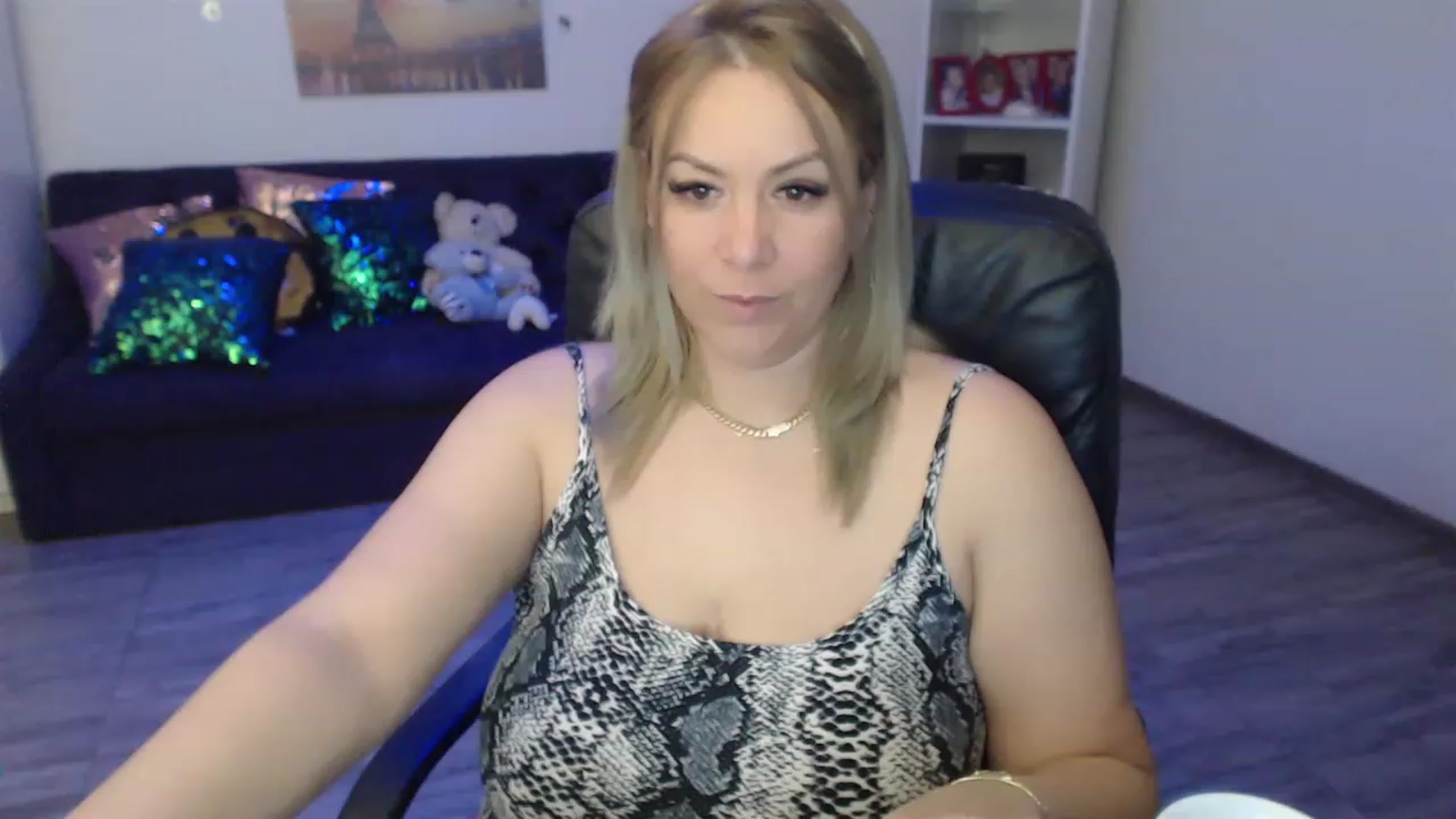 Gallery image thumbnail from A_baby_Boo's myfreecams stream on, 03/24/2023, 20:40 image 14 of 20