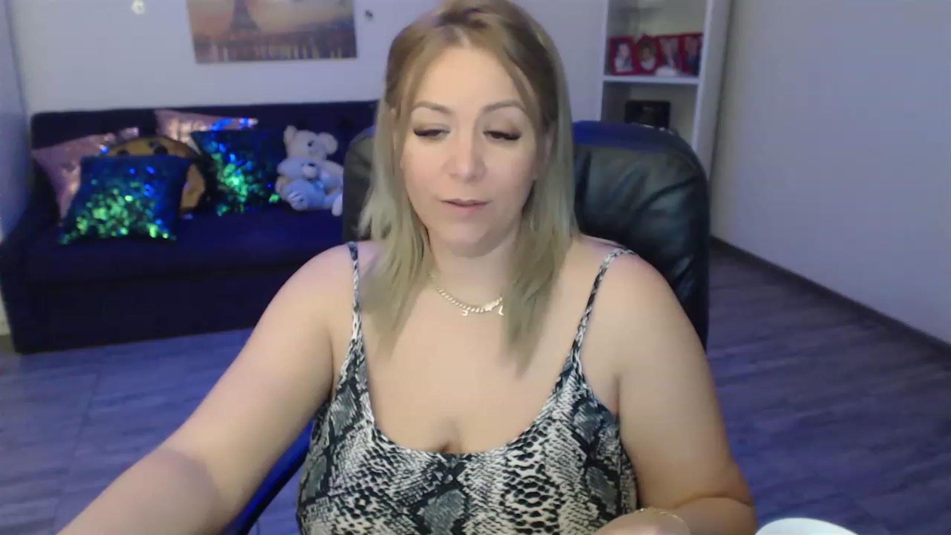 Gallery image thumbnail from A_baby_Boo's myfreecams stream on, 03/24/2023, 20:40 image 12 of 20
