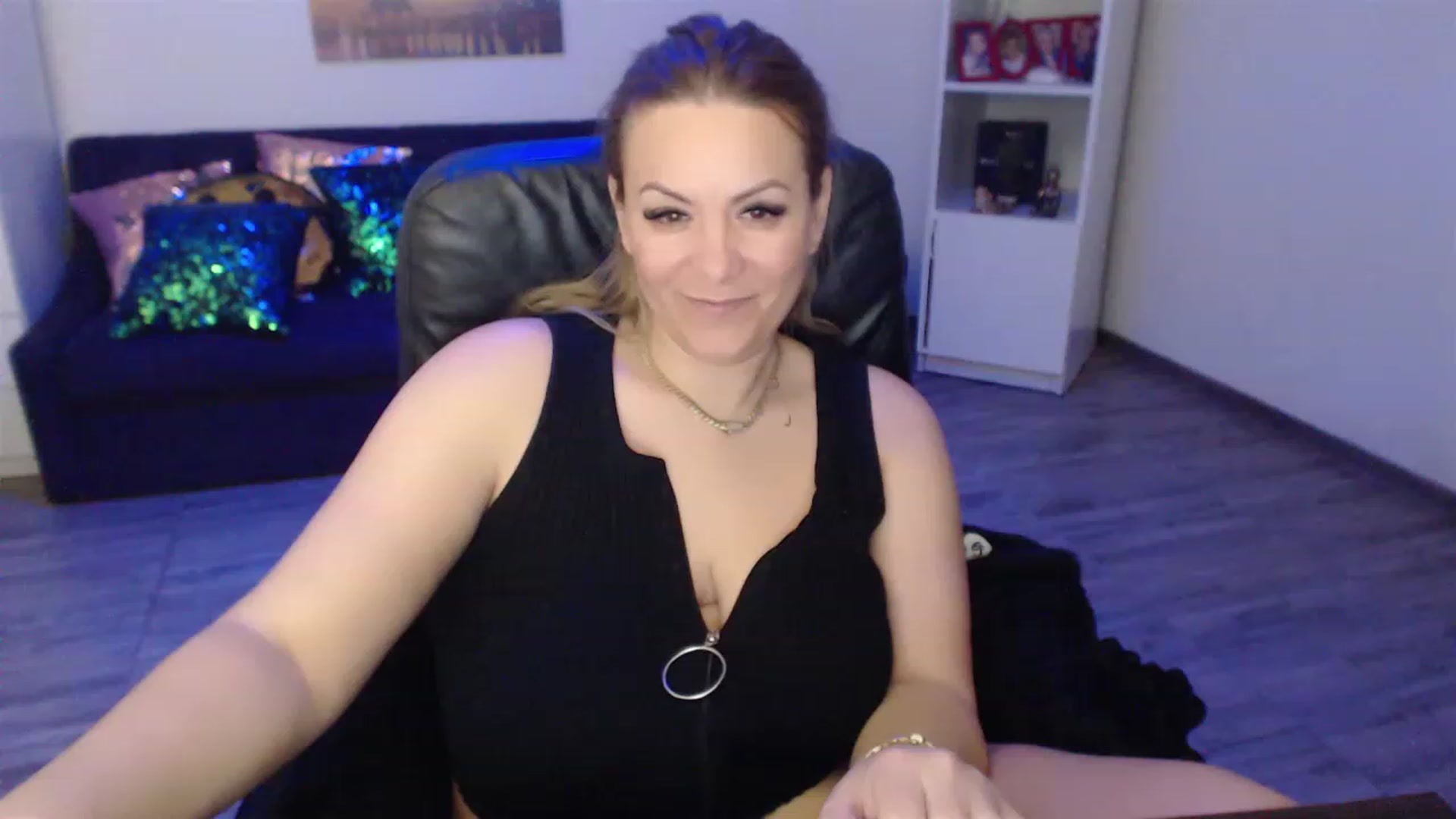 Gallery image thumbnail from A_baby_Boo's myfreecams stream on, 03/25/2023, 10:02 image 6 of 20