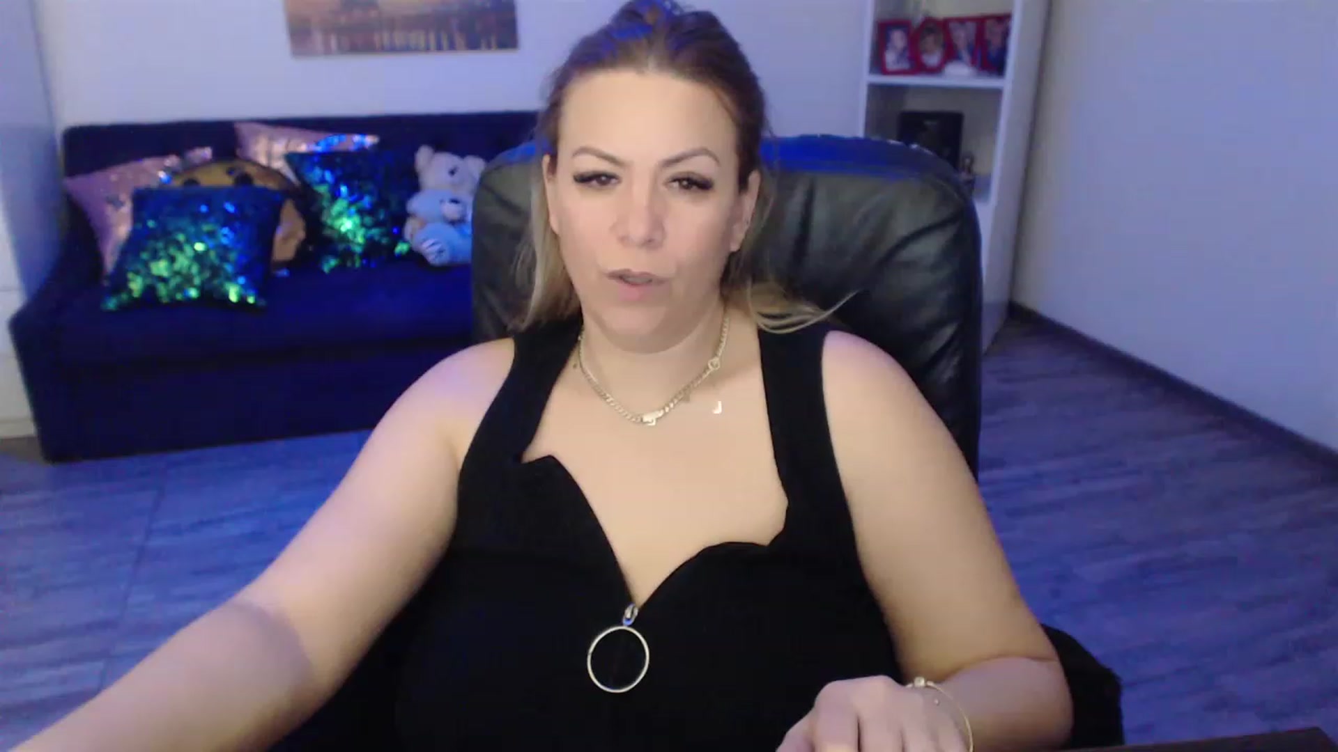 Gallery image thumbnail from A_baby_Boo's myfreecams stream on, 03/25/2023, 10:02 image 15 of 20