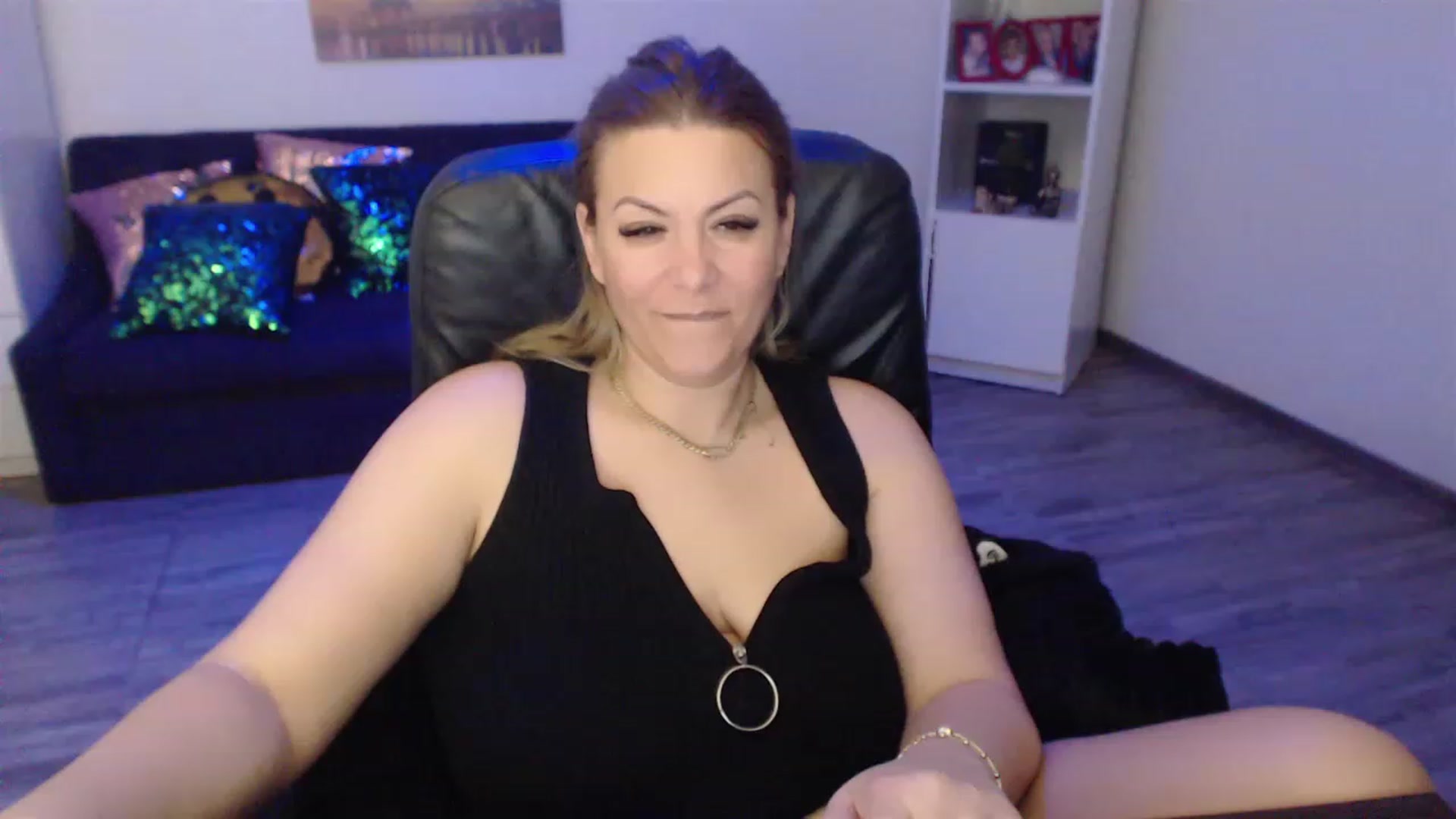 Gallery image thumbnail from A_baby_Boo's myfreecams stream on, 03/25/2023, 10:02 image 5 of 20