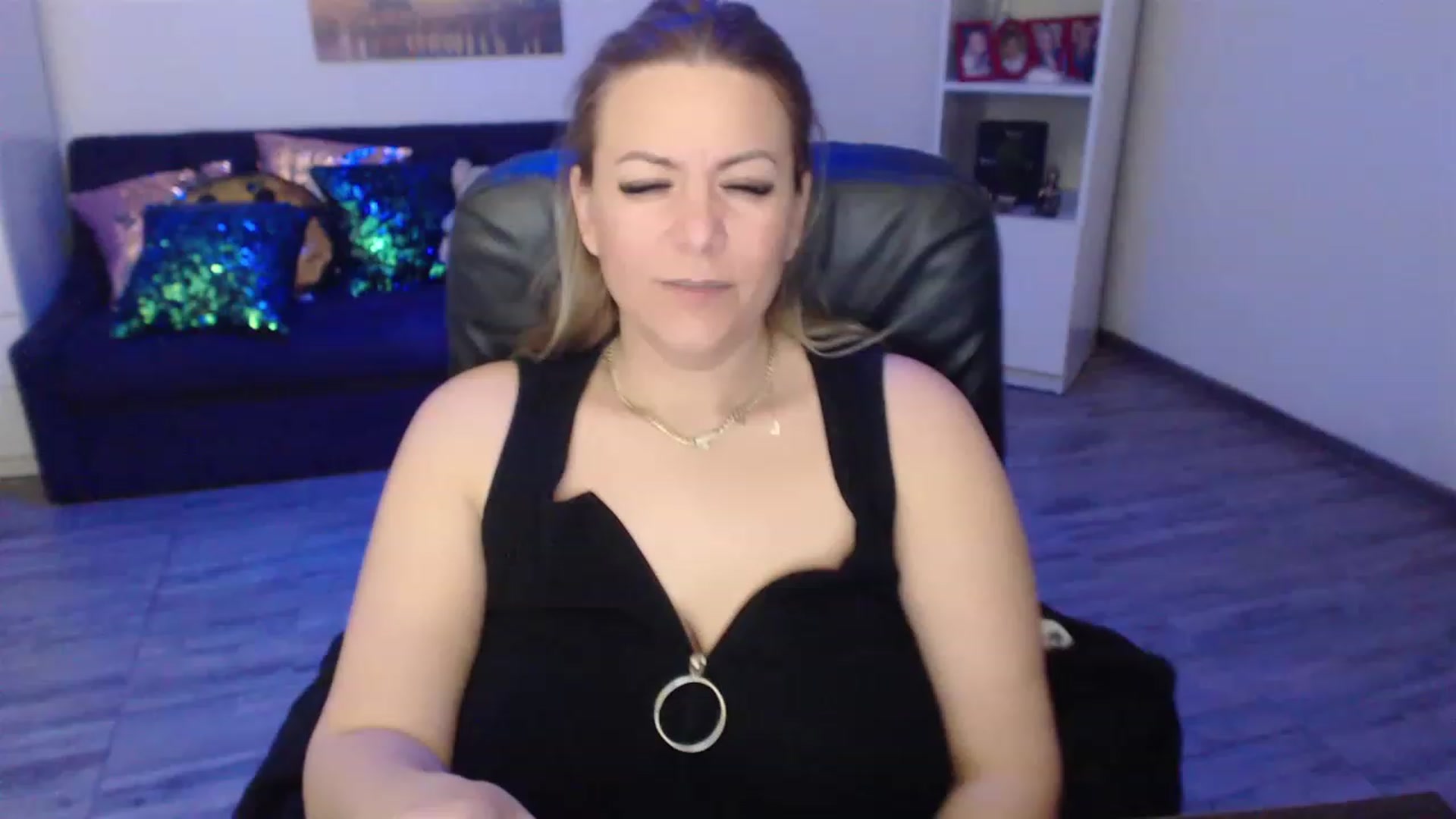 Gallery image thumbnail from A_baby_Boo's myfreecams stream on, 03/25/2023, 10:02 image 16 of 20