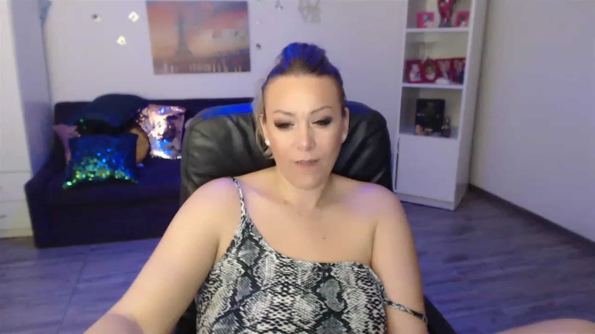 Gallery image thumbnail from A_baby_Boo's myfreecams stream on, 04/02/2023, 19:17 image 14 of 20