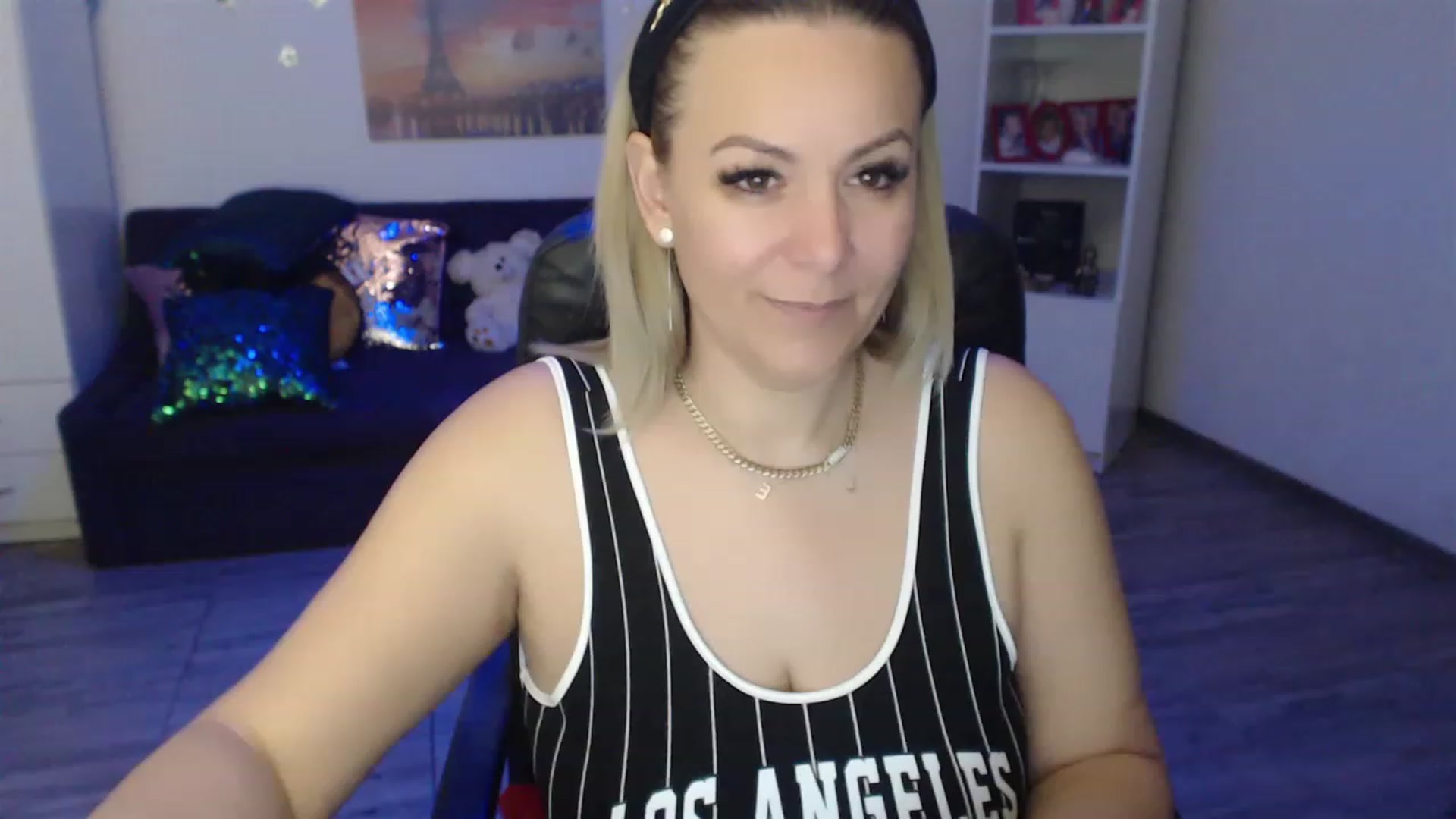 Gallery image thumbnail from A_baby_Boo's myfreecams stream on, 04/07/2023, 13:34 image 17 of 20