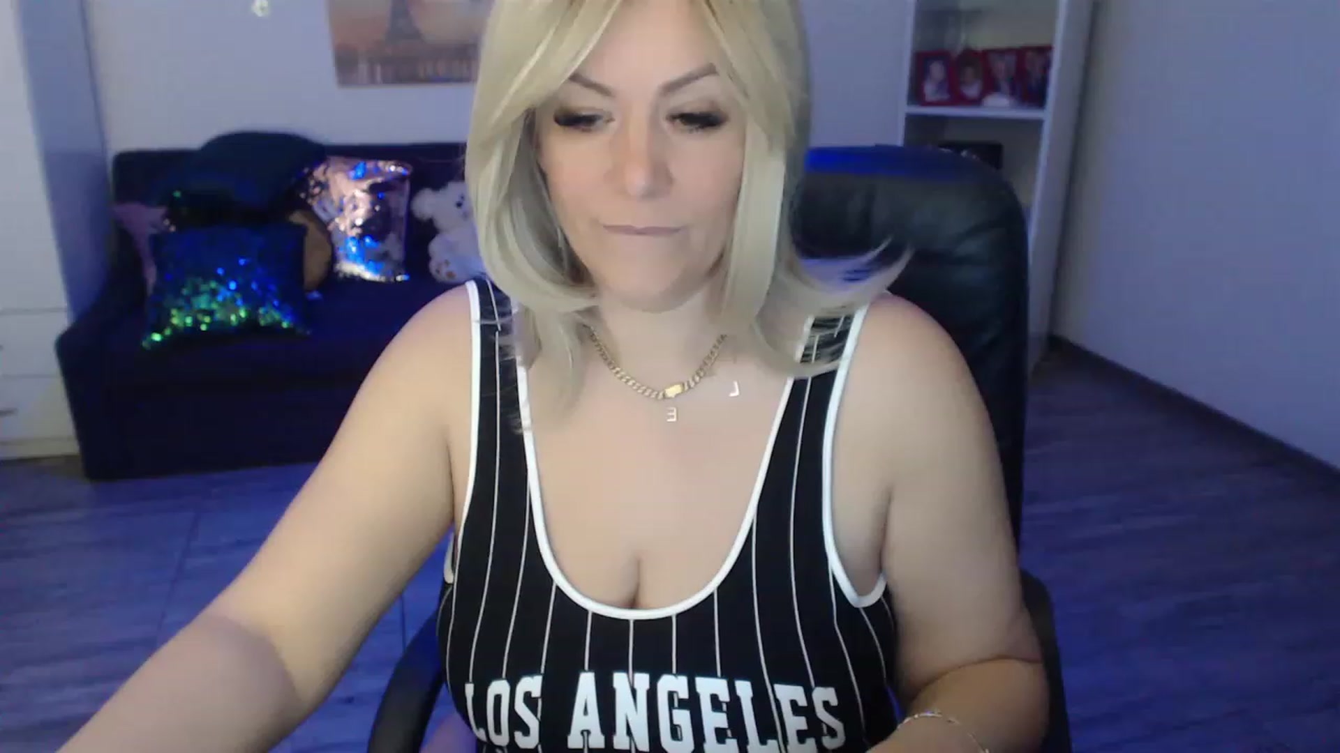 Gallery image thumbnail from A_baby_Boo's myfreecams stream on, 04/07/2023, 18:59 image 5 of 20