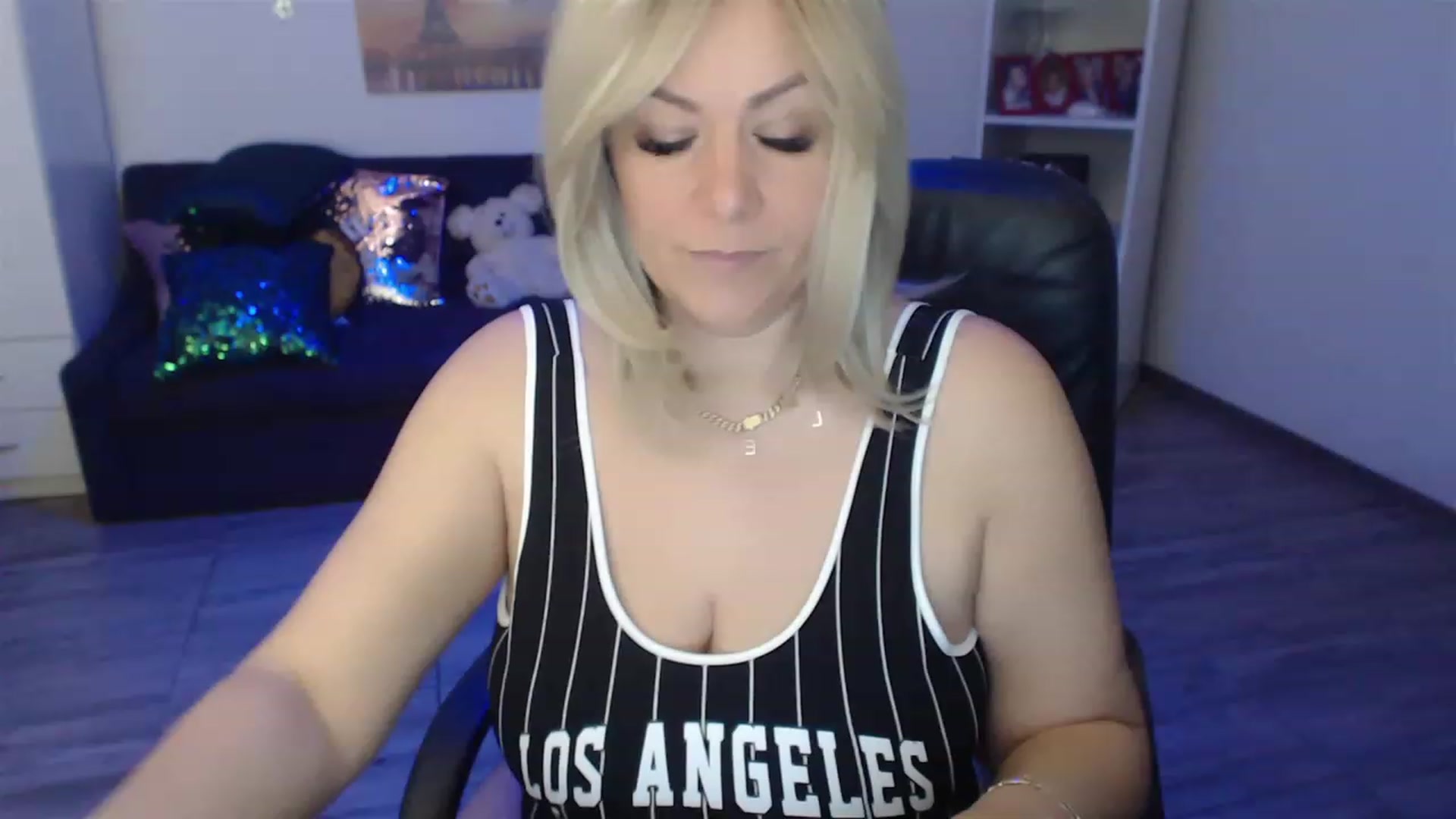 Gallery image thumbnail from A_baby_Boo's myfreecams stream on, 04/07/2023, 18:59 image 2 of 20
