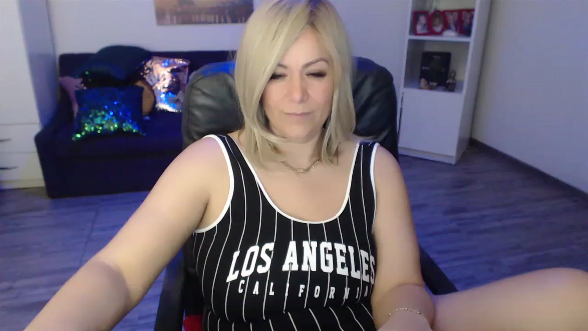 Gallery image thumbnail from A_baby_Boo's myfreecams stream on, 04/07/2023, 20:53 image 17 of 20