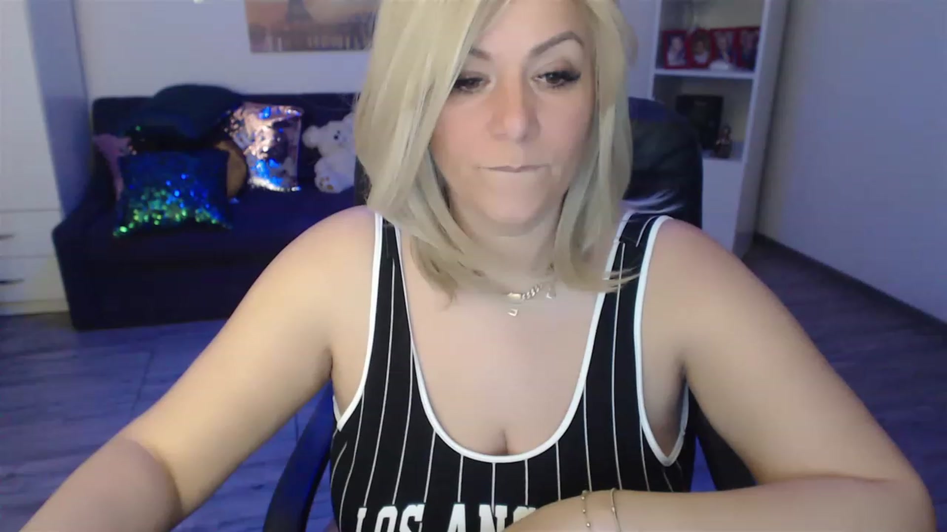 Gallery image thumbnail from A_baby_Boo's myfreecams stream on, 04/07/2023, 20:53 image 4 of 20