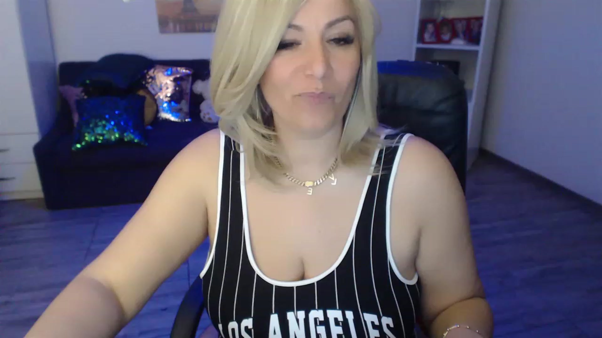 Gallery image thumbnail from A_baby_Boo's myfreecams stream on, 04/07/2023, 20:53 image 12 of 20