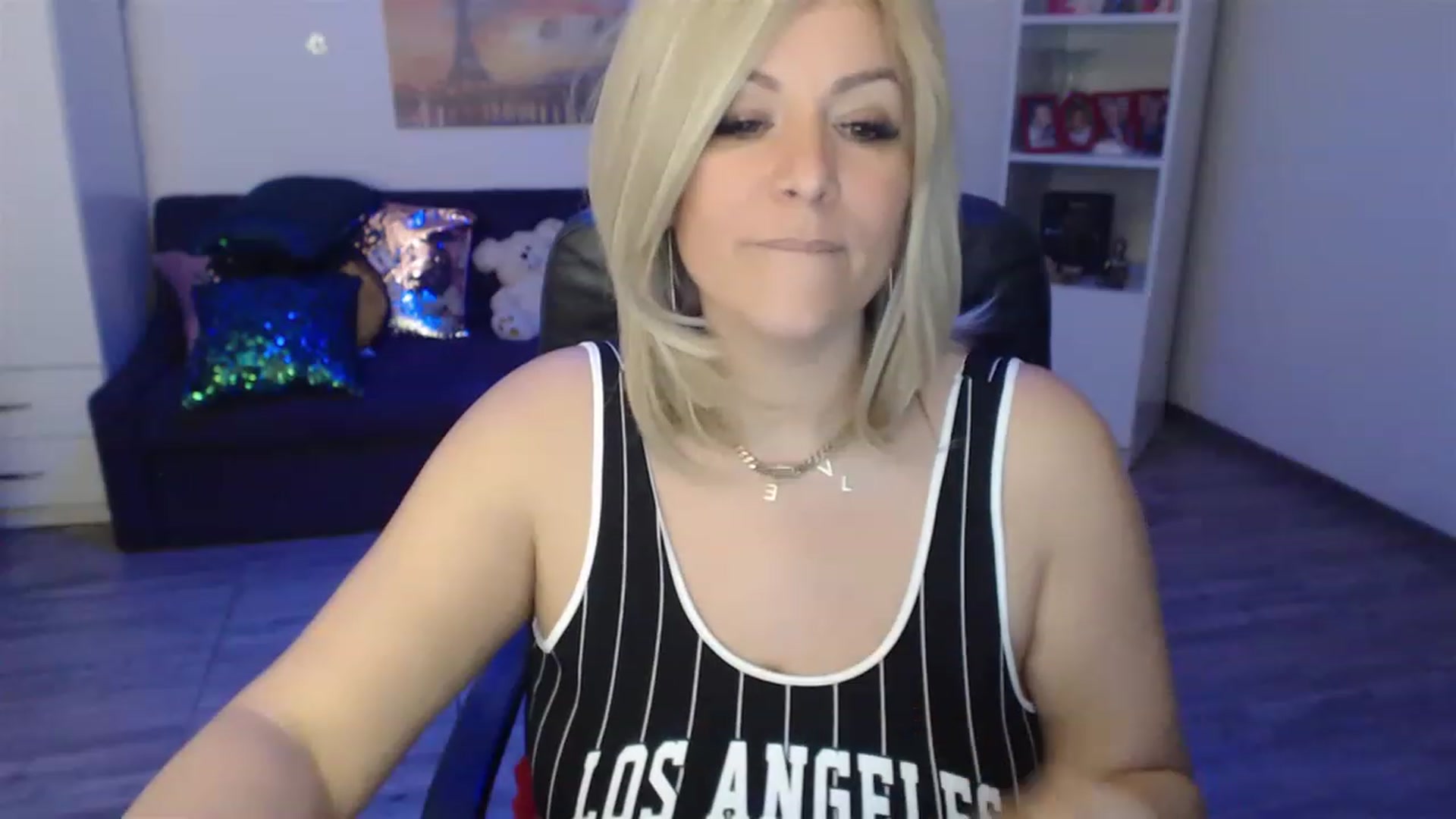 Gallery image thumbnail from A_baby_Boo's myfreecams stream on, 04/07/2023, 20:53 image 15 of 20