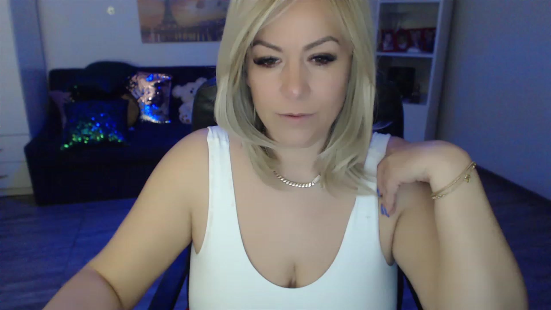 Gallery image thumbnail from A_baby_Boo's myfreecams stream on, 04/08/2023, 21:25 image 4 of 20
