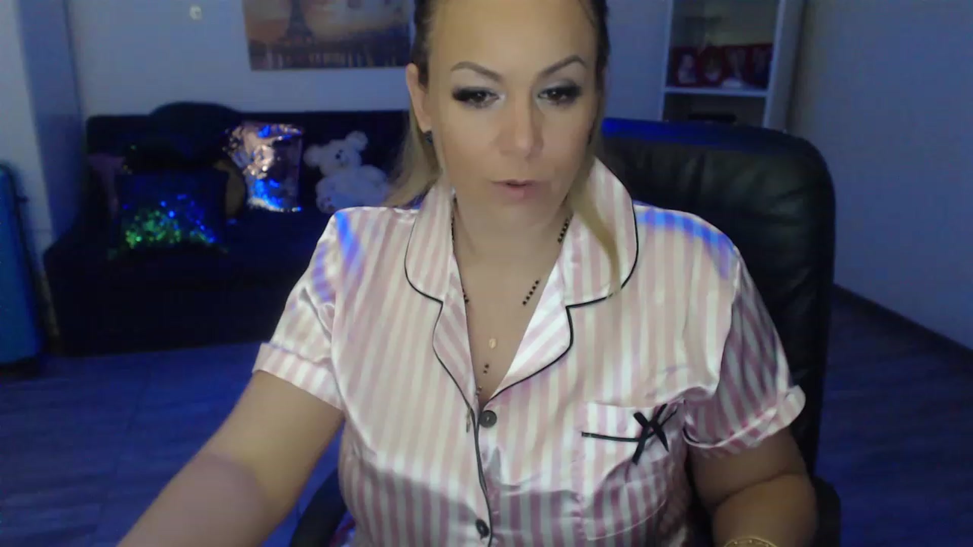 Gallery image thumbnail from A_baby_Boo's myfreecams stream on, 04/20/2023, 20:38 image 17 of 20