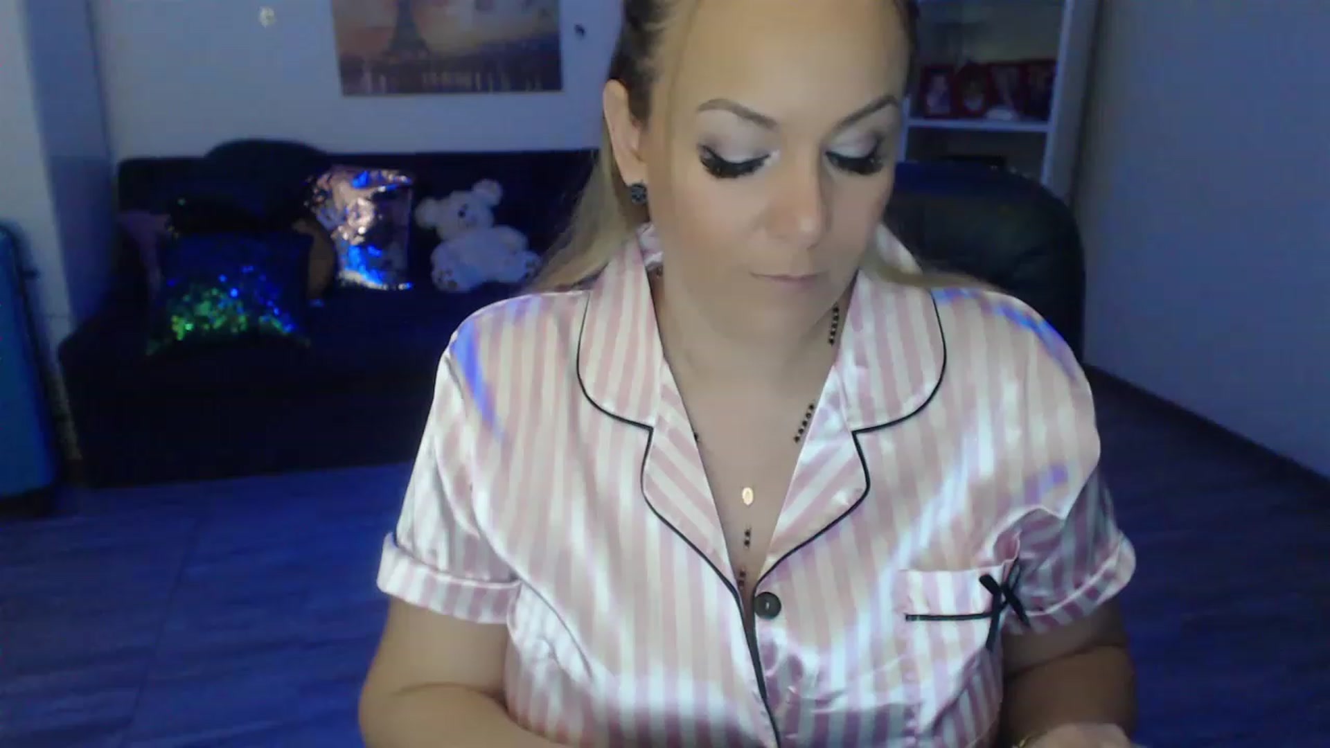 Gallery image thumbnail from A_baby_Boo's myfreecams stream on, 04/20/2023, 20:38 image 14 of 20
