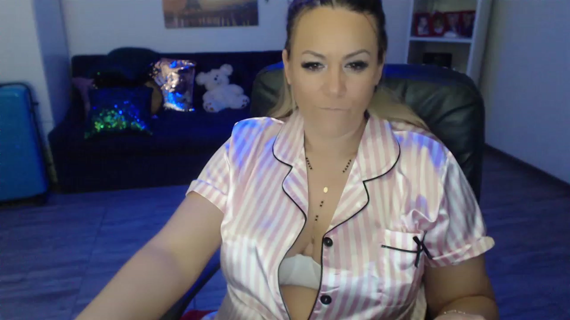 Gallery image thumbnail from A_baby_Boo's myfreecams stream on, 04/20/2023, 20:38 image 9 of 20