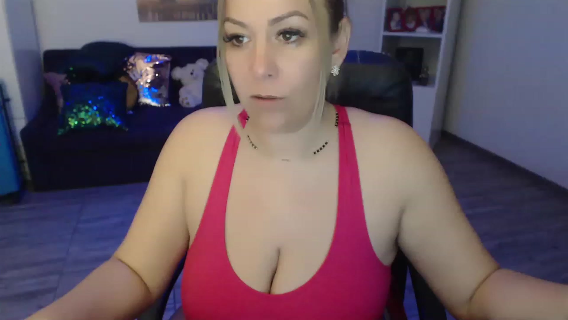 Gallery image thumbnail from A_baby_Boo's myfreecams stream on, 04/25/2023, 19:00 image 5 of 20