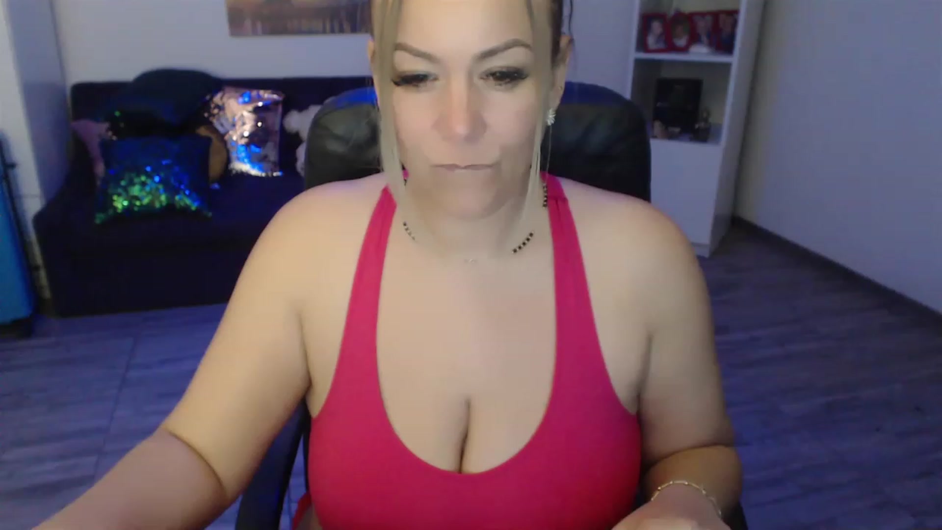 Gallery image thumbnail from A_baby_Boo's myfreecams stream on, 04/25/2023, 19:00 image 16 of 20