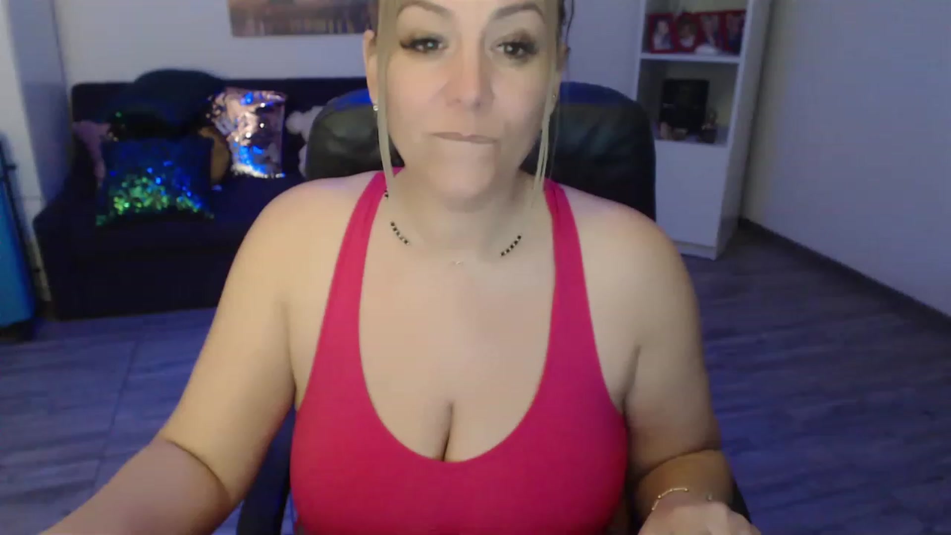 Gallery image thumbnail from A_baby_Boo's myfreecams stream on, 04/25/2023, 19:00 image 17 of 20