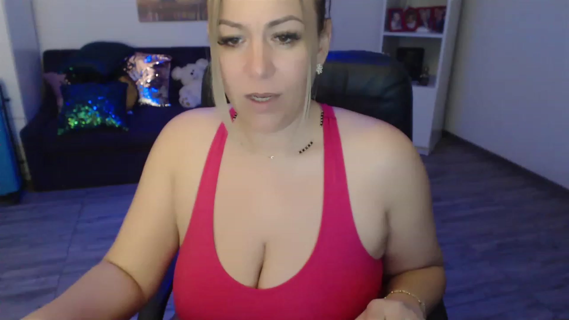 Gallery image thumbnail from A_baby_Boo's myfreecams stream on, 04/25/2023, 19:00 image 13 of 20