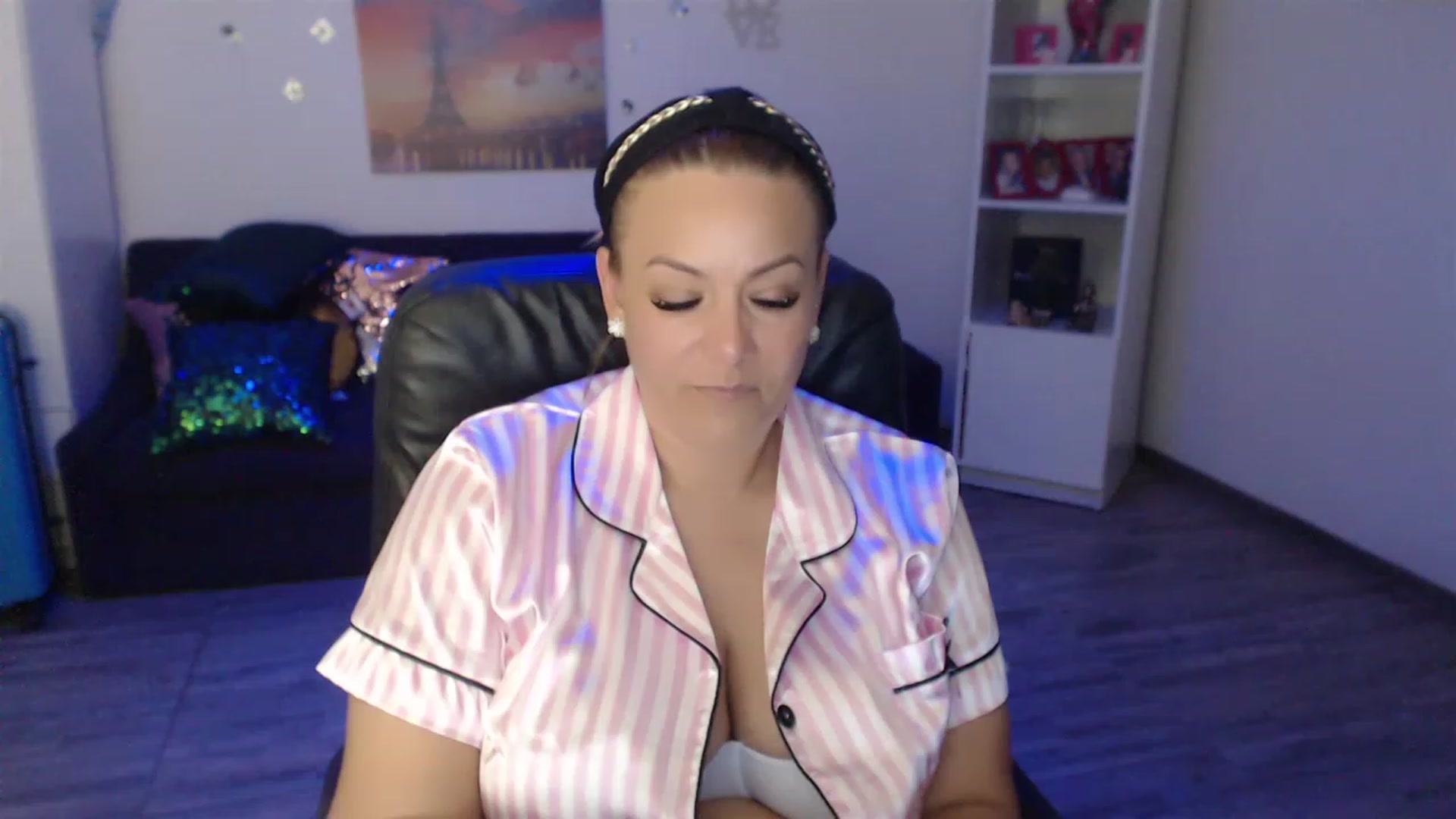 Gallery image thumbnail from A_baby_Boo's myfreecams stream on, 05/05/2023, 18:43 image 9 of 20