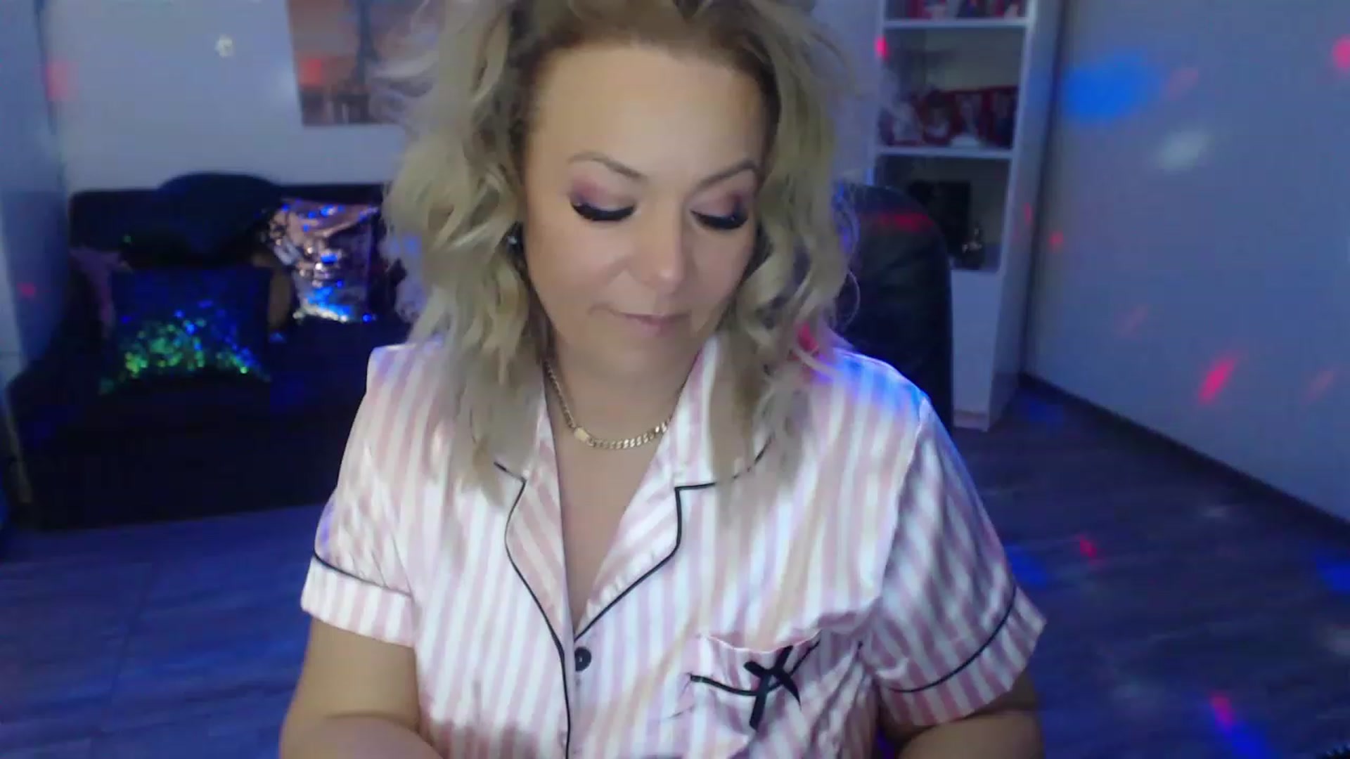 Gallery image thumbnail from A_baby_Boo's myfreecams stream on, 05/06/2023, 21:03 image 6 of 20