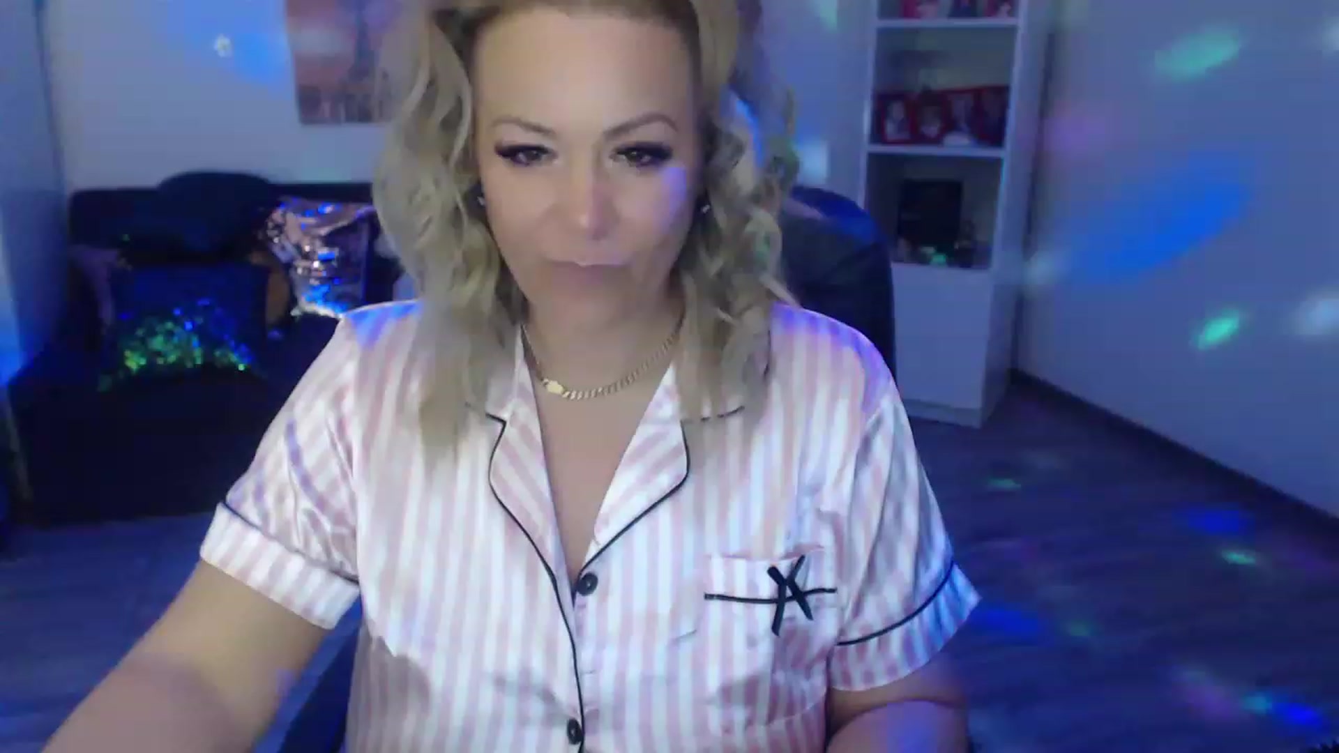 Gallery image thumbnail from A_baby_Boo's myfreecams stream on, 05/06/2023, 21:03 image 13 of 20