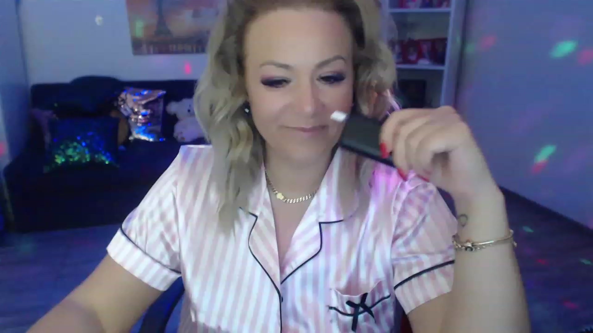 Gallery image thumbnail from A_baby_Boo's myfreecams stream on, 05/06/2023, 21:03 image 11 of 20