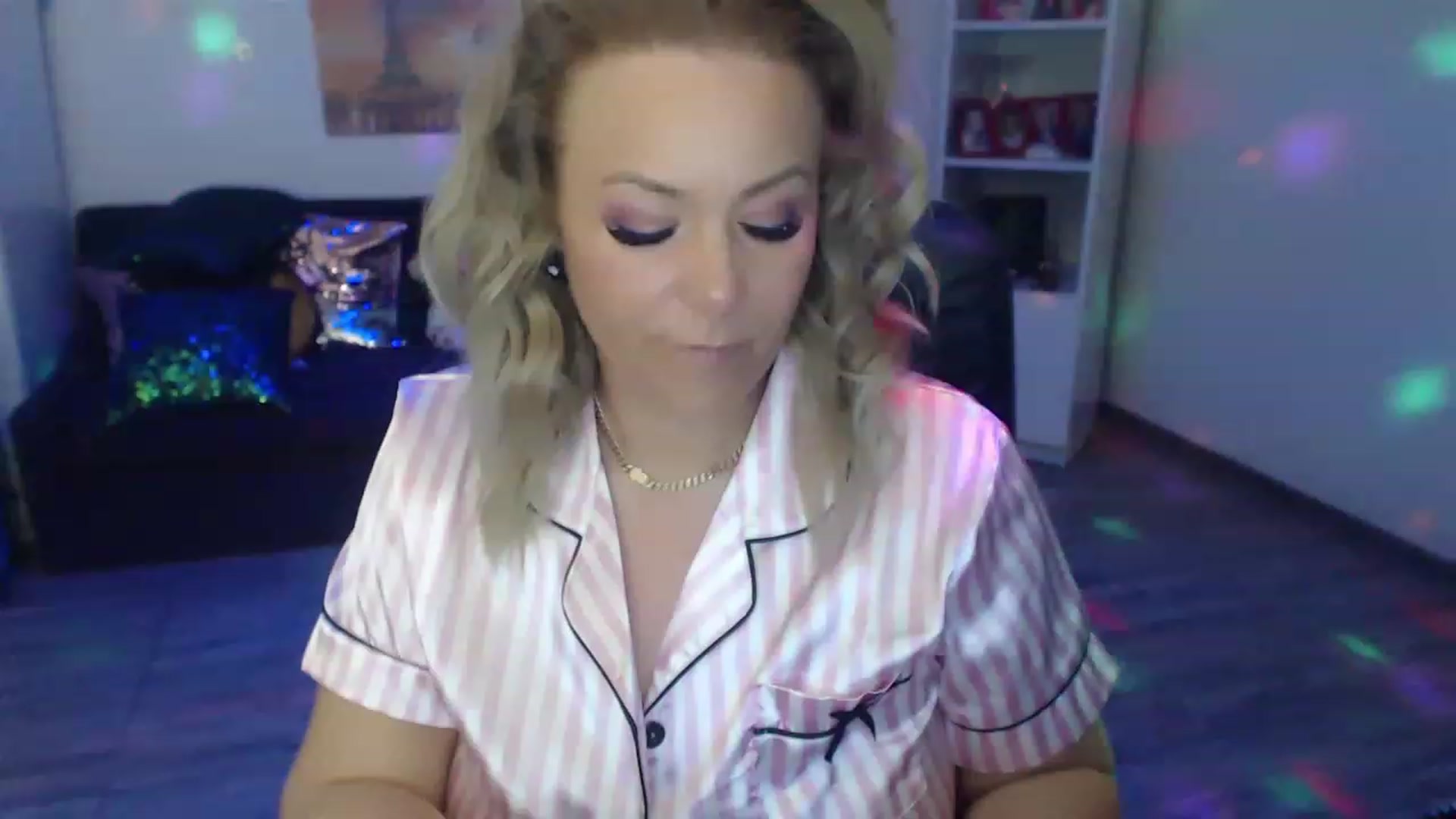 Gallery image thumbnail from A_baby_Boo's myfreecams stream on, 05/06/2023, 21:03 image 10 of 20