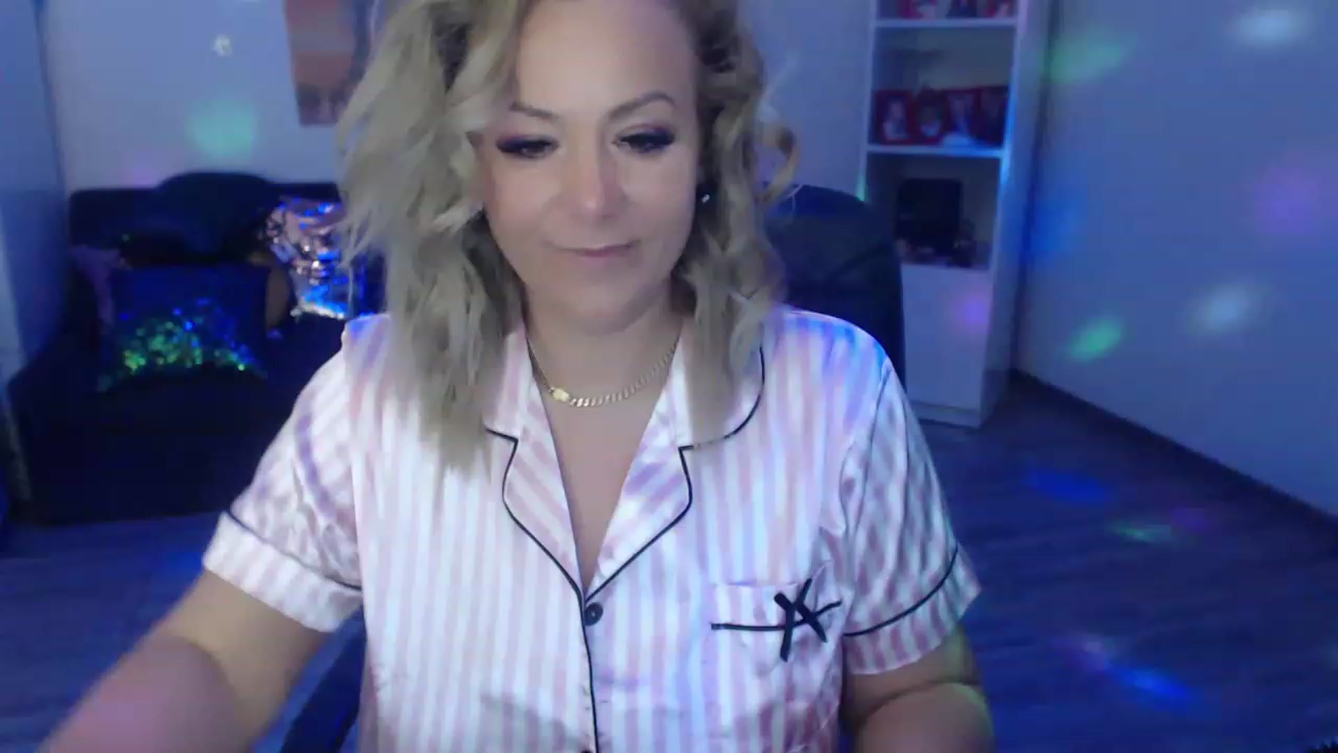 Gallery image thumbnail from A_baby_Boo's myfreecams stream on, 05/06/2023, 21:03 image 14 of 20