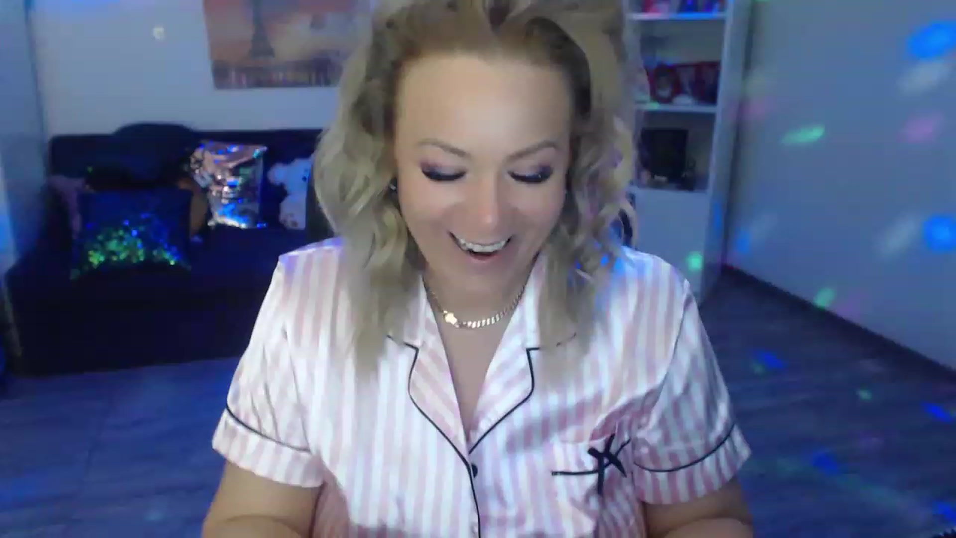 Gallery image thumbnail from A_baby_Boo's myfreecams stream on, 05/06/2023, 21:03 image 12 of 20
