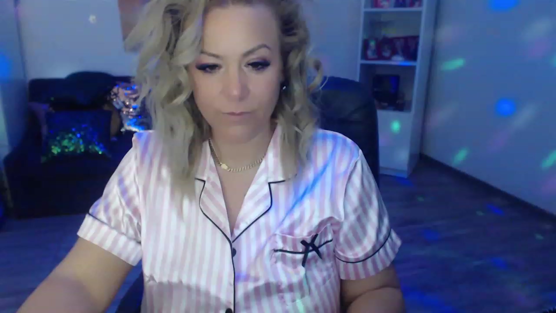 Gallery image thumbnail from A_baby_Boo's myfreecams stream on, 05/06/2023, 21:03 image 16 of 20