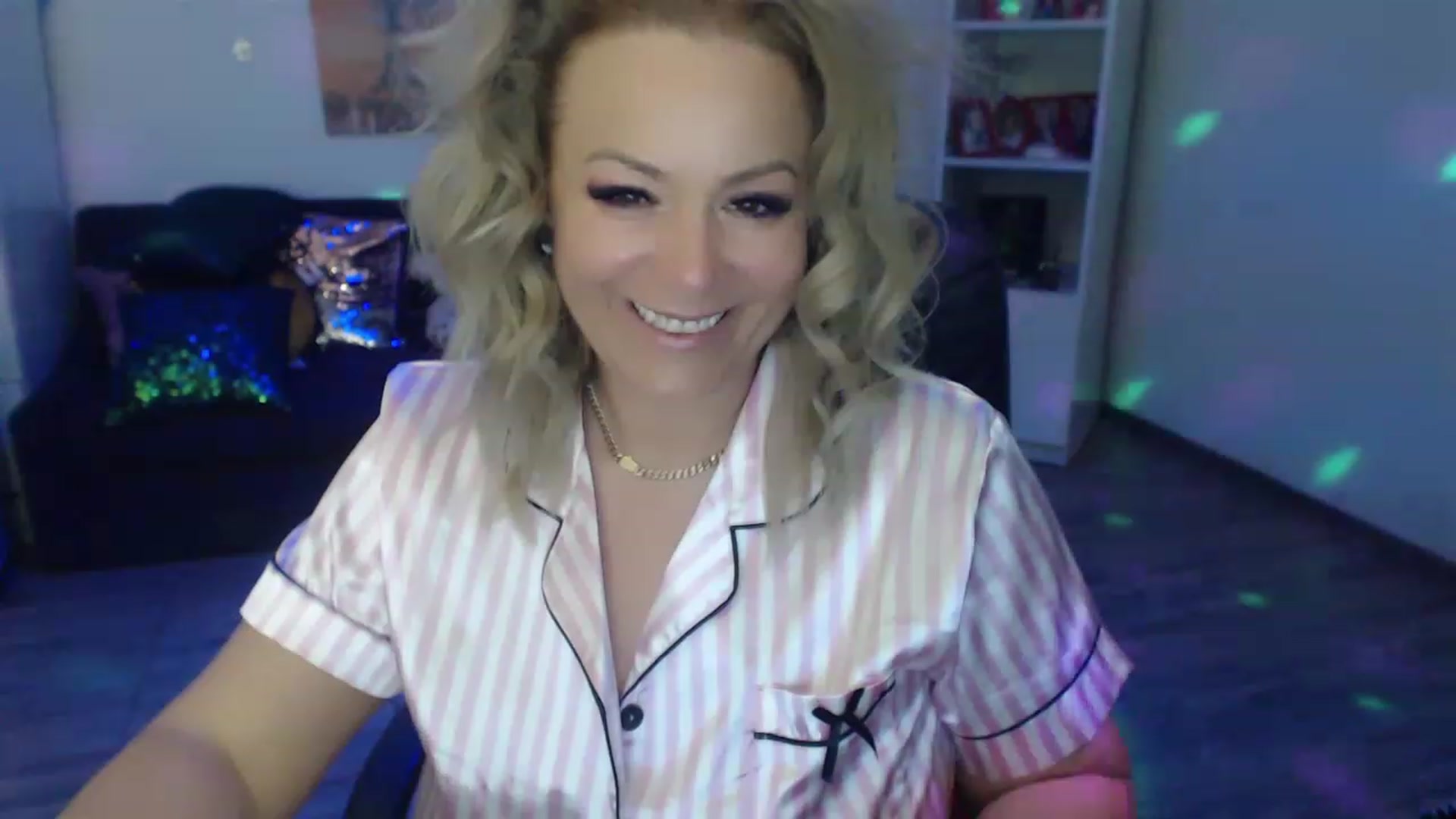 Gallery image thumbnail from A_baby_Boo's myfreecams stream on, 05/06/2023, 21:03 image 5 of 20
