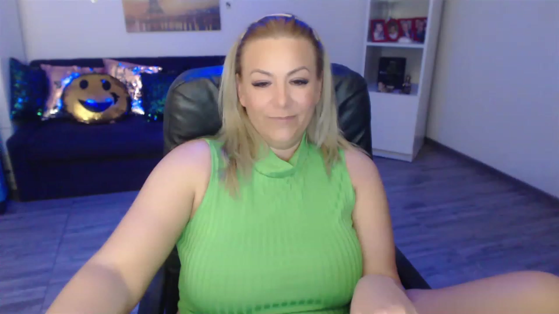 Gallery image thumbnail from A_baby_Boo's myfreecams stream on, 05/07/2023, 20:45 image 16 of 20