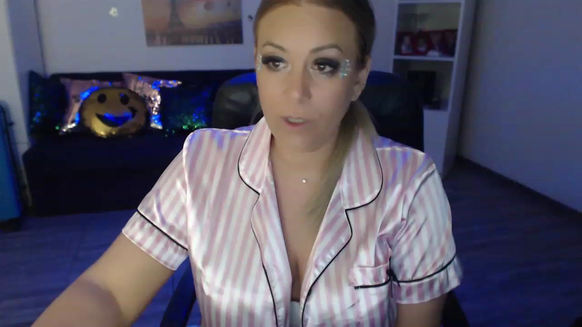 Gallery image thumbnail from A_baby_Boo's myfreecams stream on, 05/14/2023, 23:33 image 15 of 20