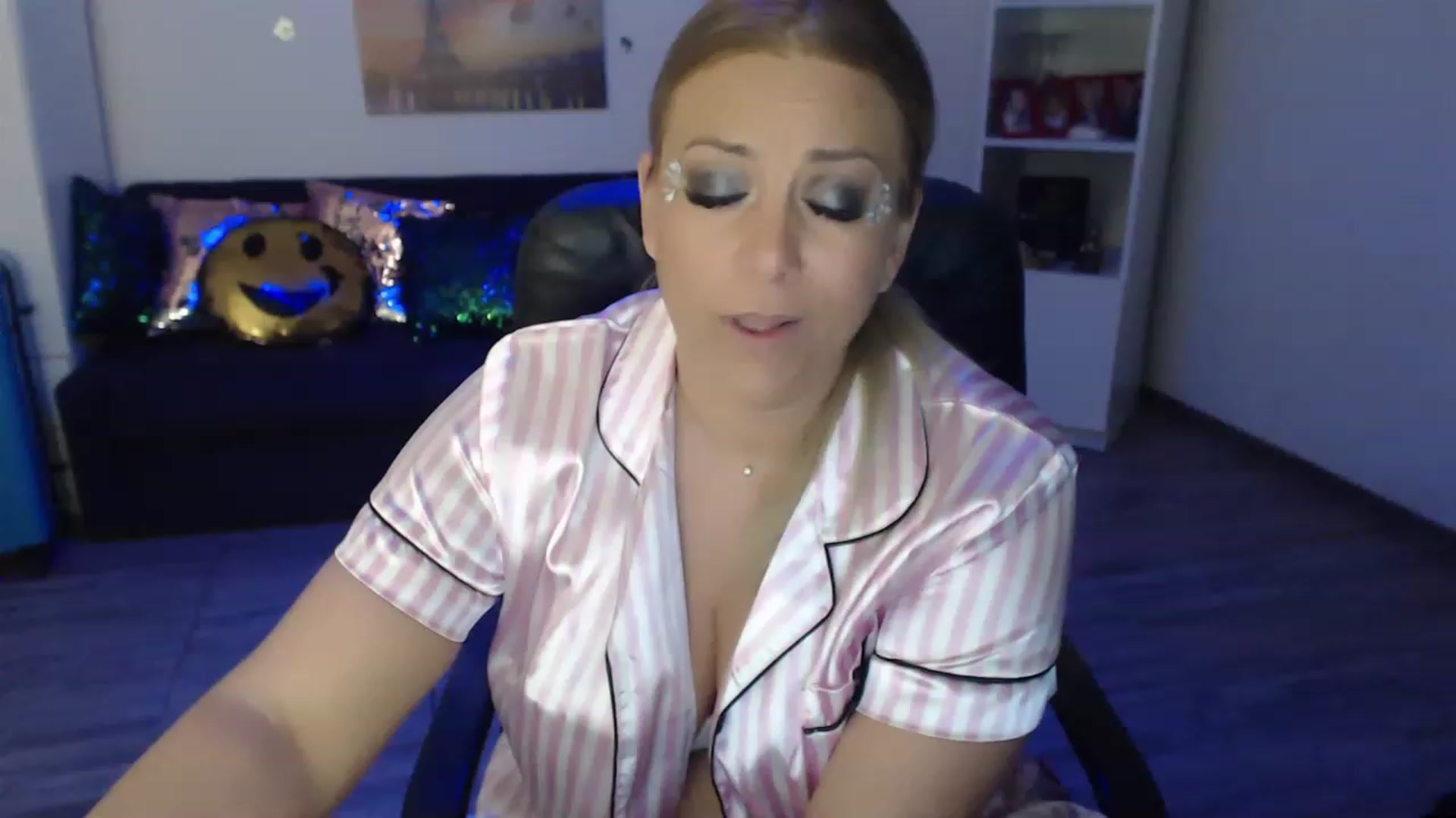 Gallery image thumbnail from A_baby_Boo's myfreecams stream on, 05/14/2023, 23:33 image 19 of 20