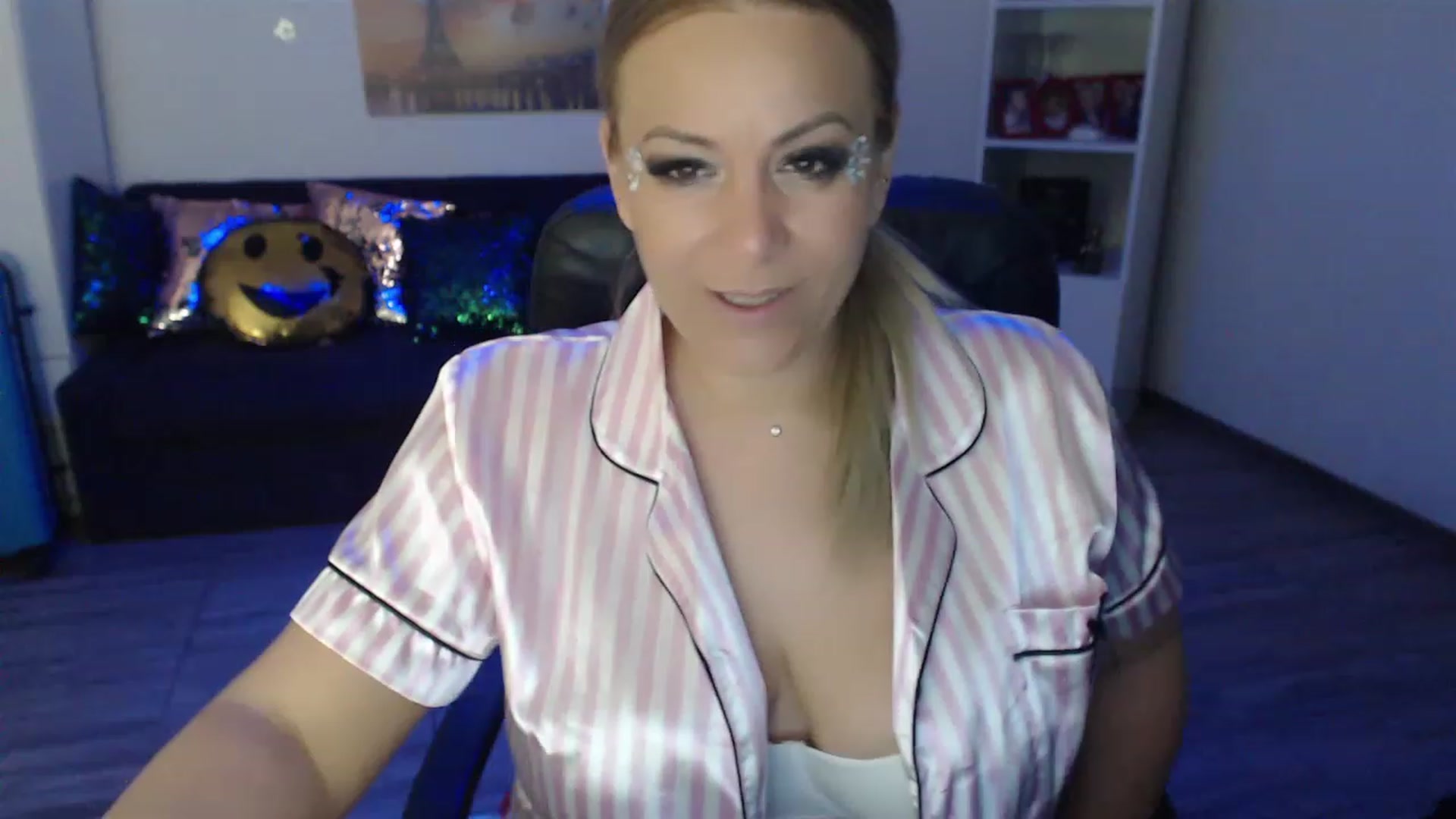 Gallery image thumbnail from A_baby_Boo's myfreecams stream on, 05/14/2023, 23:33 image 18 of 20