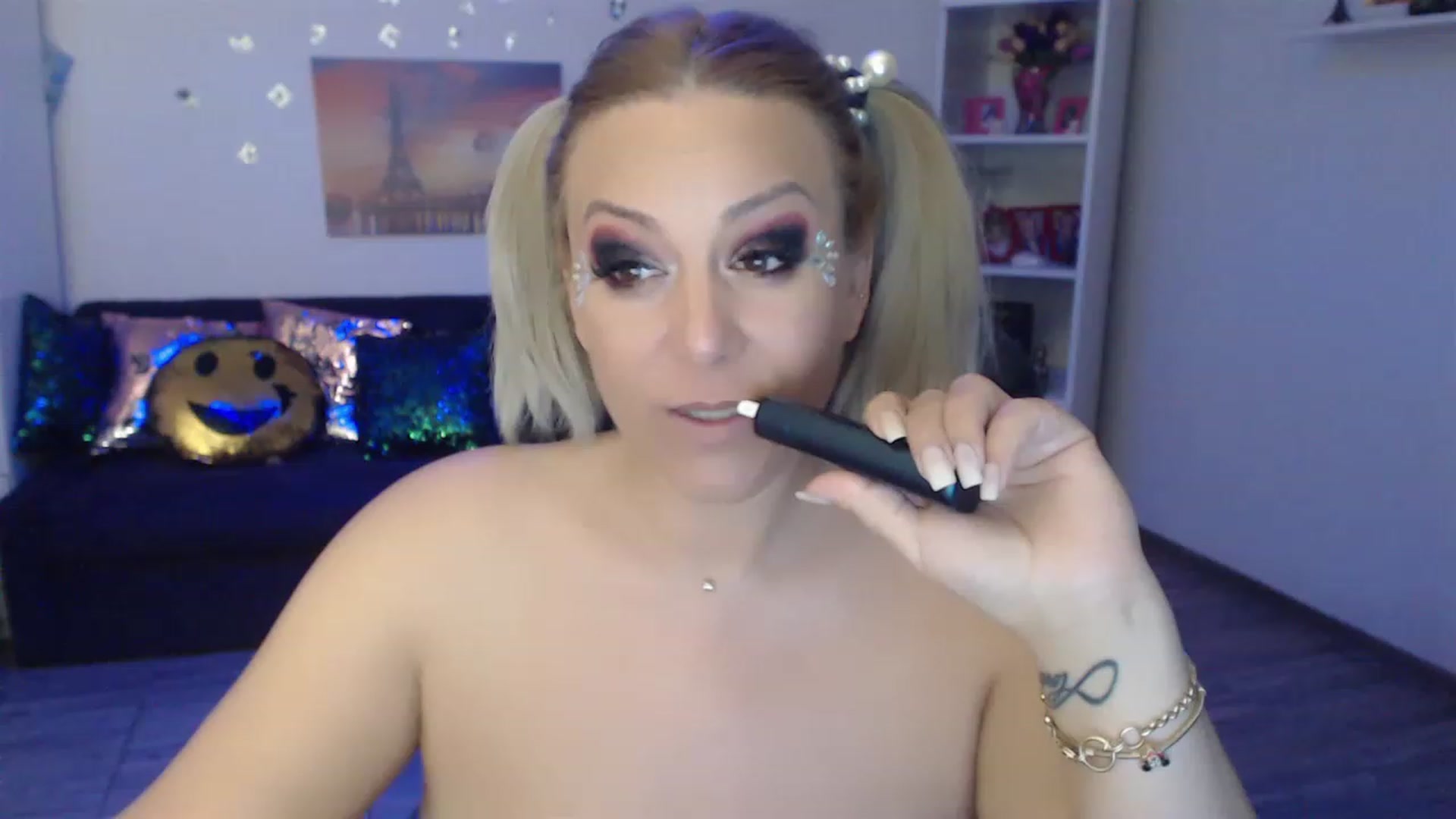 Gallery image thumbnail from A_baby_Boo's myfreecams stream on, 05/17/2023, 18:08 image 14 of 20