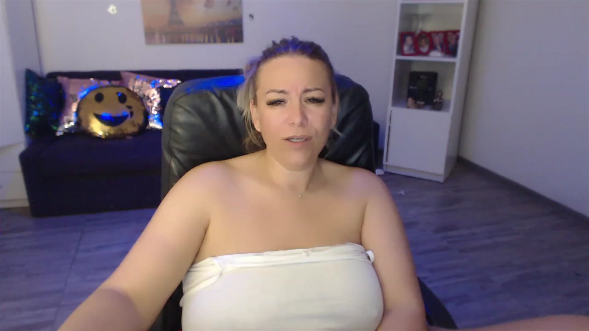 Gallery image thumbnail from A_baby_Boo's myfreecams stream on, 05/20/2023, 11:43 image 18 of 20