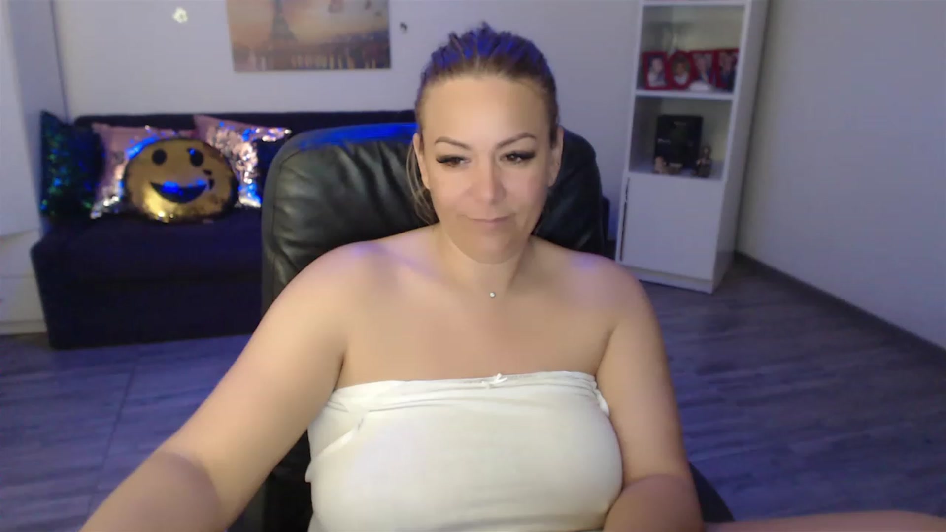 Gallery image thumbnail from A_baby_Boo's myfreecams stream on, 05/20/2023, 11:43 image 11 of 20