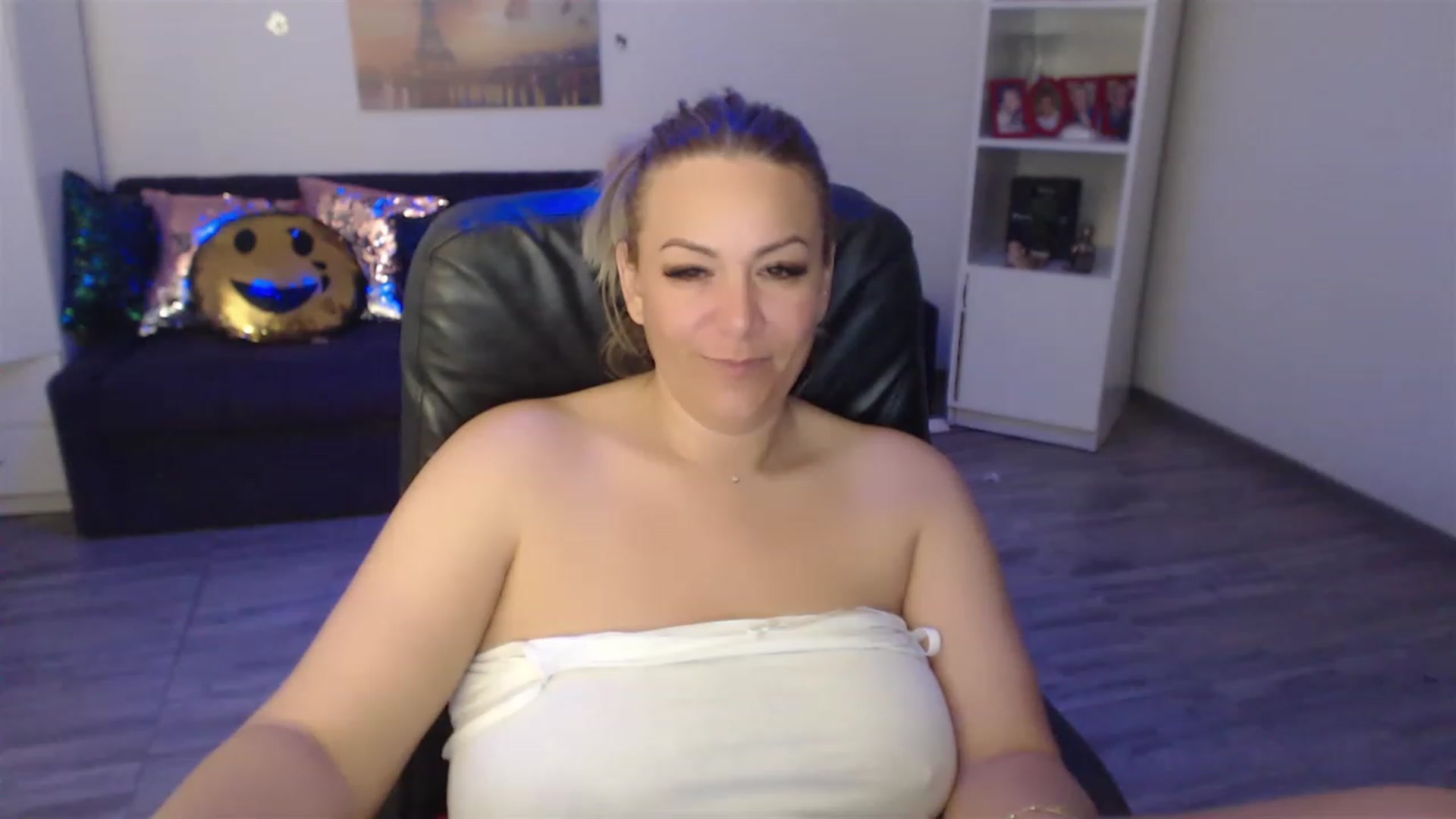 Gallery image thumbnail from A_baby_Boo's myfreecams stream on, 05/20/2023, 11:43 image 16 of 20
