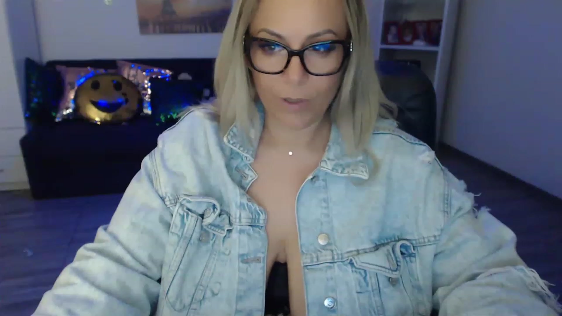 Gallery image thumbnail from A_baby_Boo's myfreecams stream on, 05/30/2023, 23:01 image 8 of 20