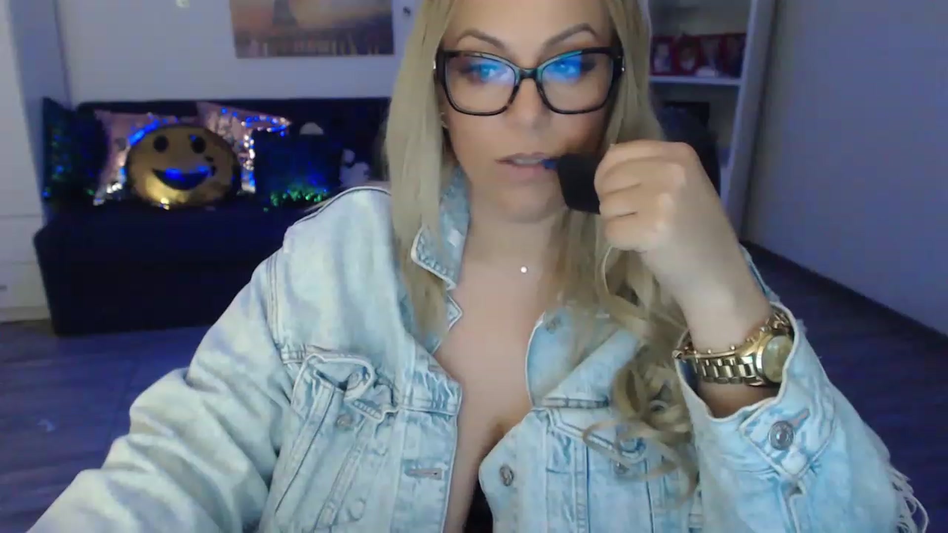 Gallery image thumbnail from A_baby_Boo's myfreecams stream on, 05/30/2023, 23:01 image 14 of 20