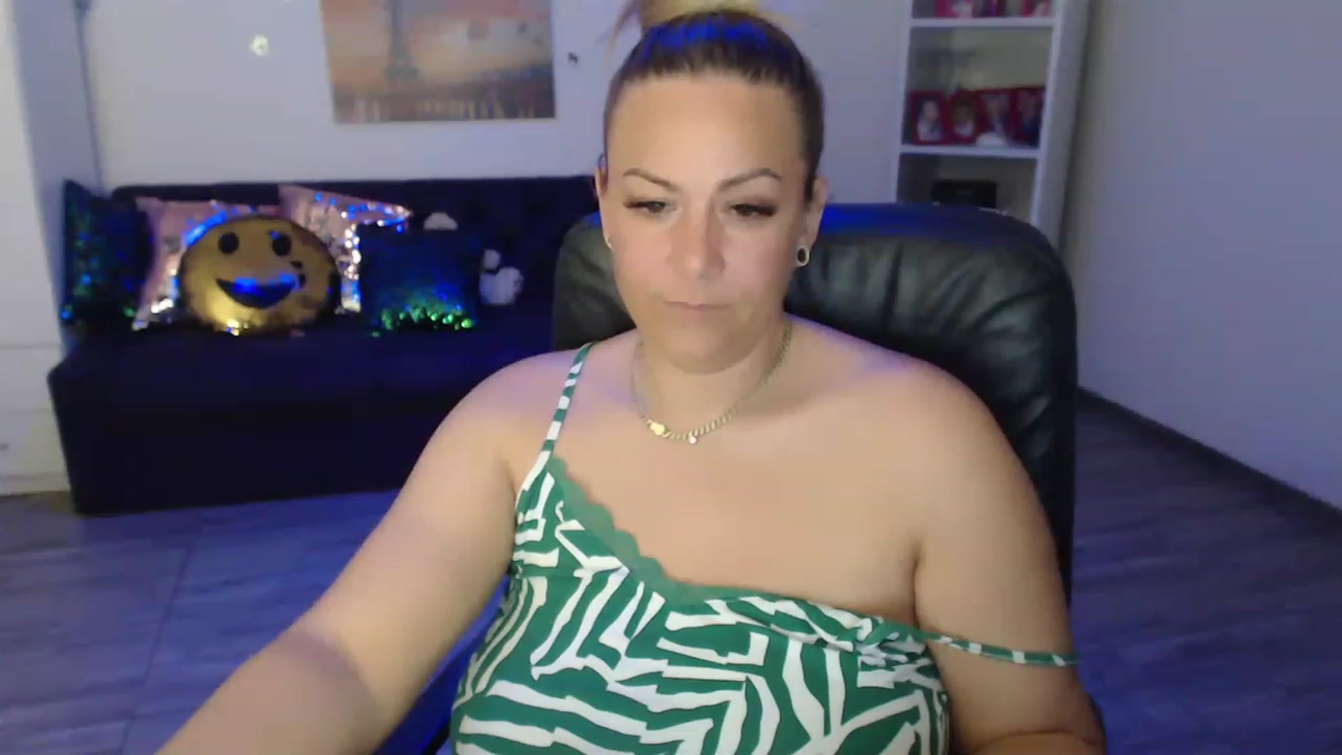 Gallery image thumbnail from A_baby_Boo's myfreecams stream on, 06/03/2023, 01:41 image 13 of 20