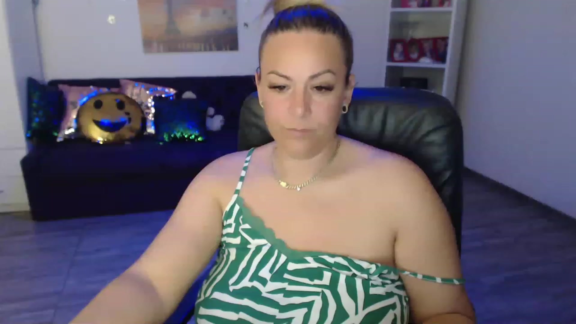 Gallery image thumbnail from A_baby_Boo's myfreecams stream on, 06/03/2023, 01:41 image 12 of 20