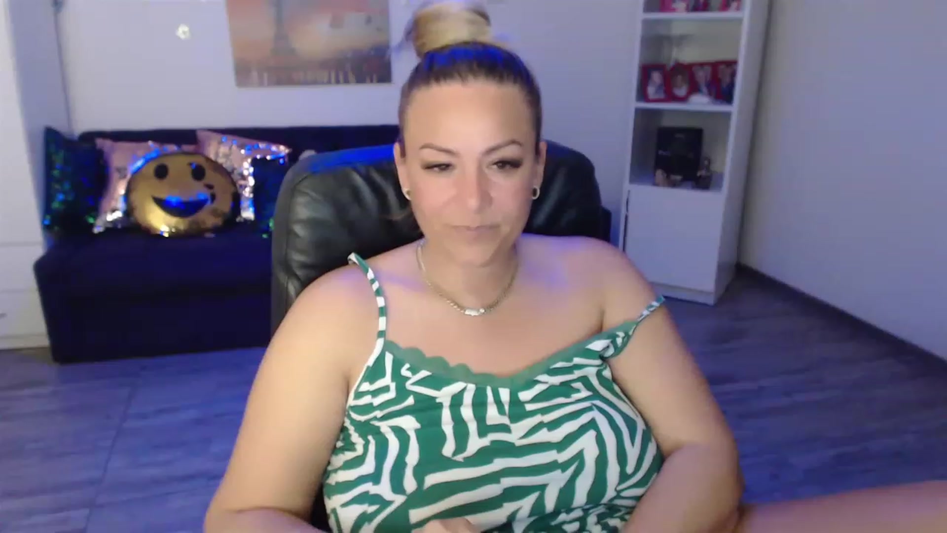 Gallery image thumbnail from A_baby_Boo's myfreecams stream on, 06/03/2023, 01:41 image 6 of 20
