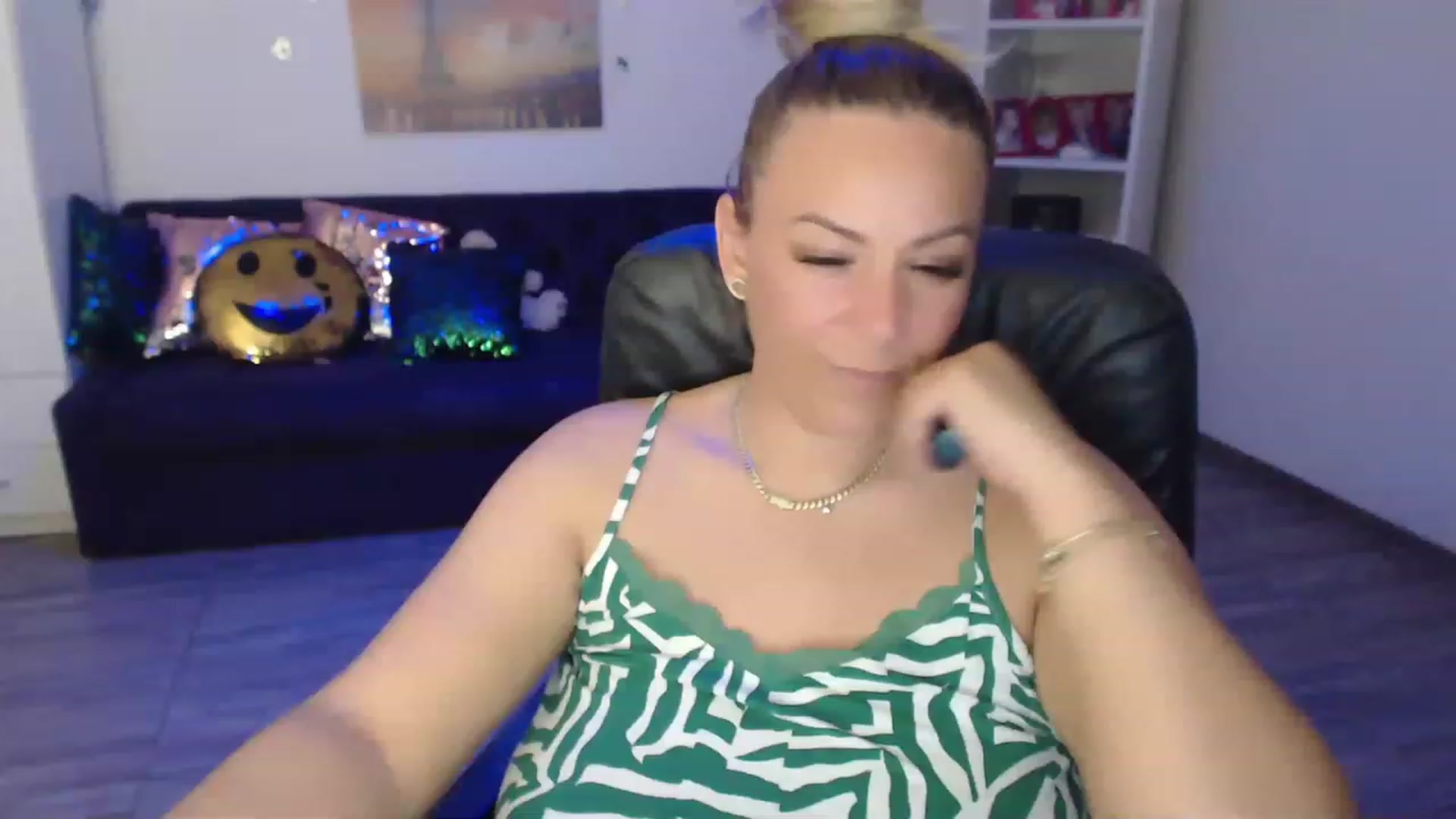 Gallery image thumbnail from A_baby_Boo's myfreecams stream on, 06/03/2023, 01:41 image 4 of 20